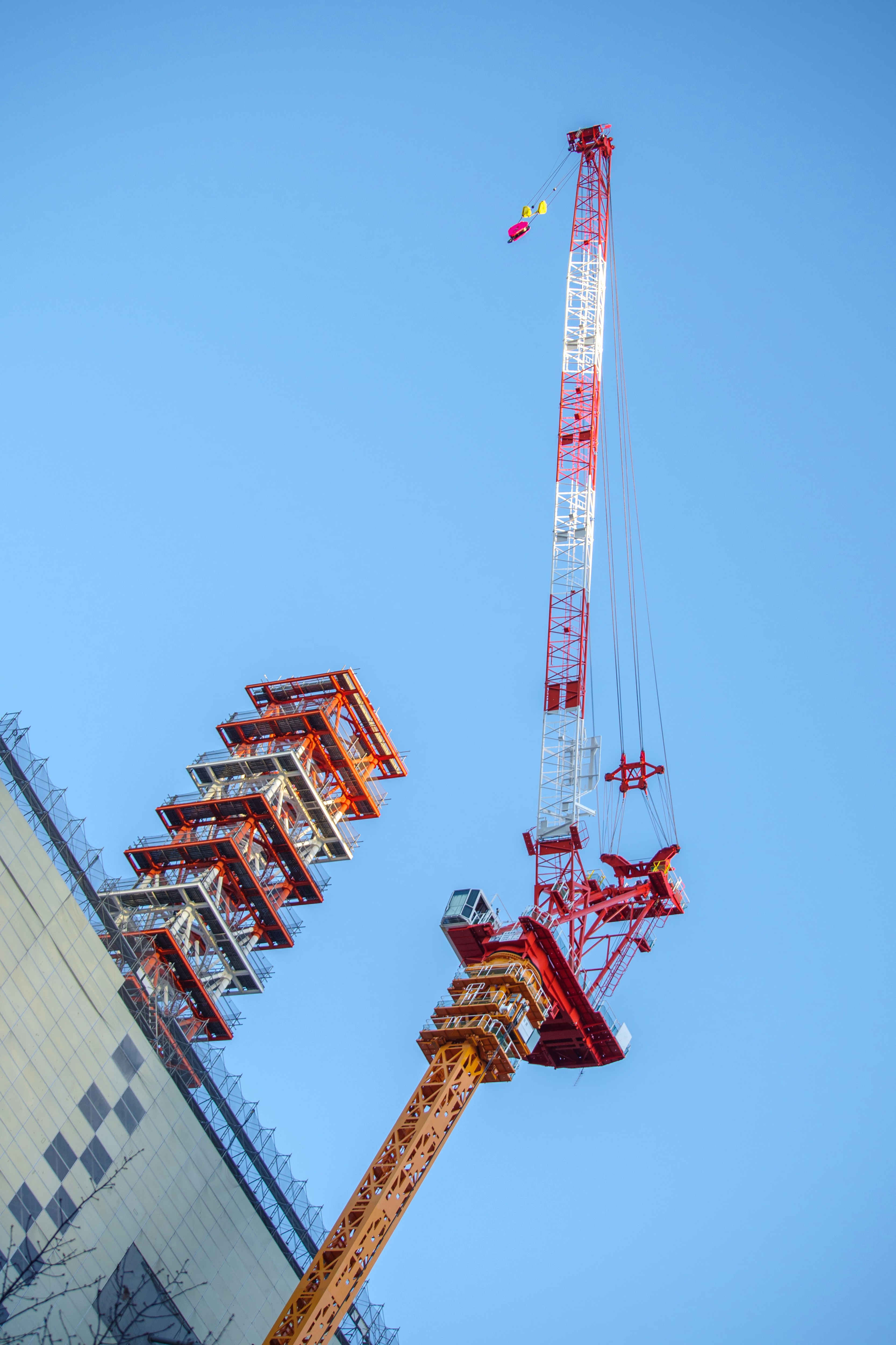 grúas de construcción y andamios contra un cielo azul