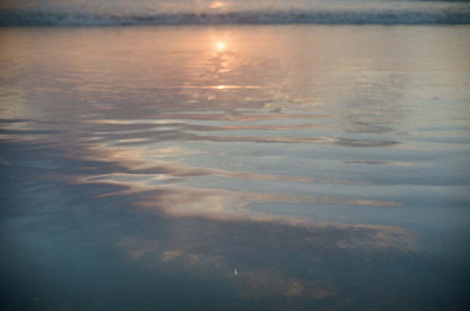 Luce soffusa del tramonto che si riflette sulla superficie dell'oceano