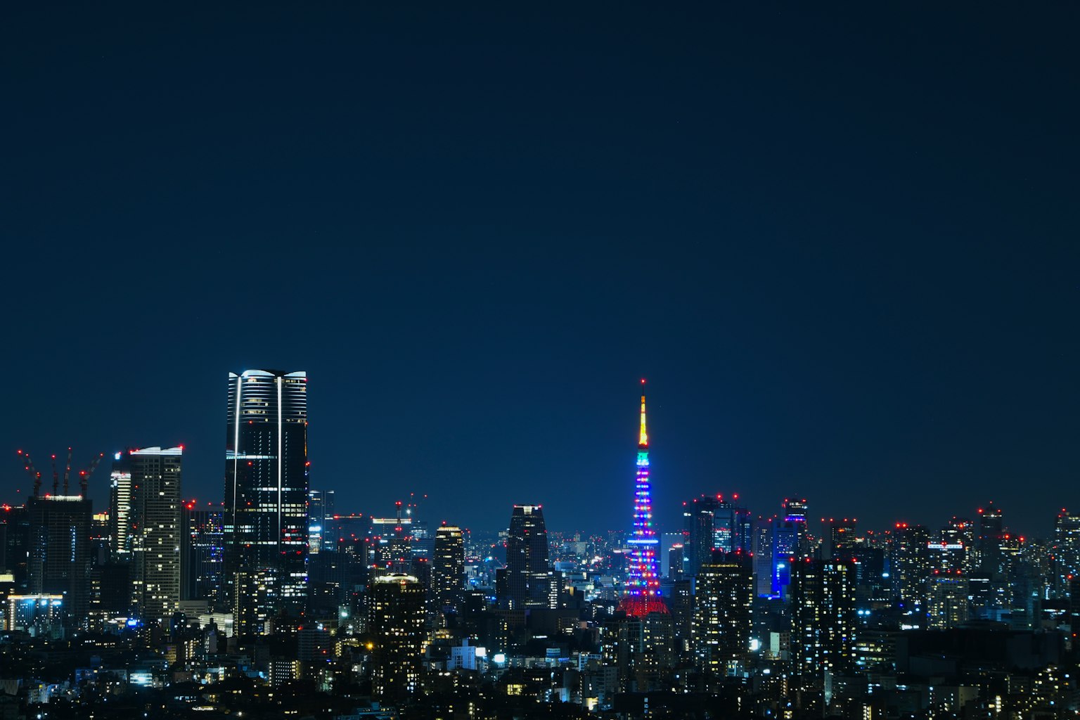 도쿄 타워와 밤의 멋진 도시 스카이라인