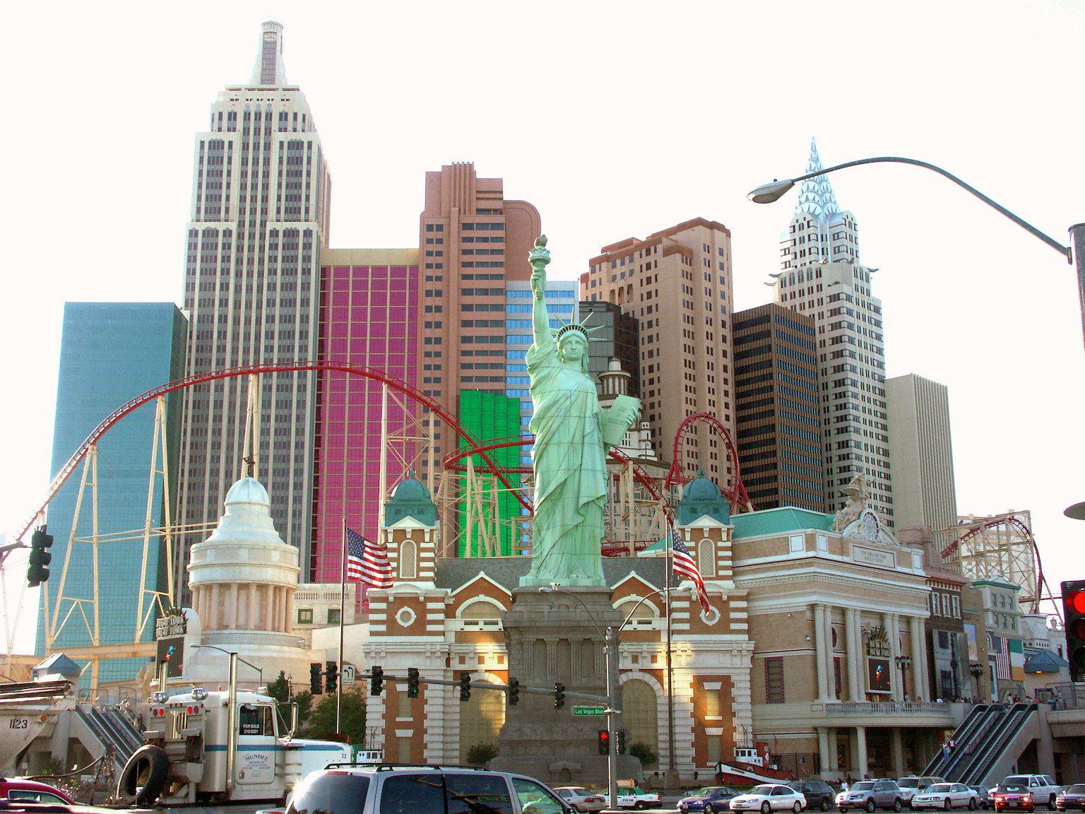 Garis langit hotel Las Vegas yang menyerupai gedung pencakar langit New York dengan Patung Liberty