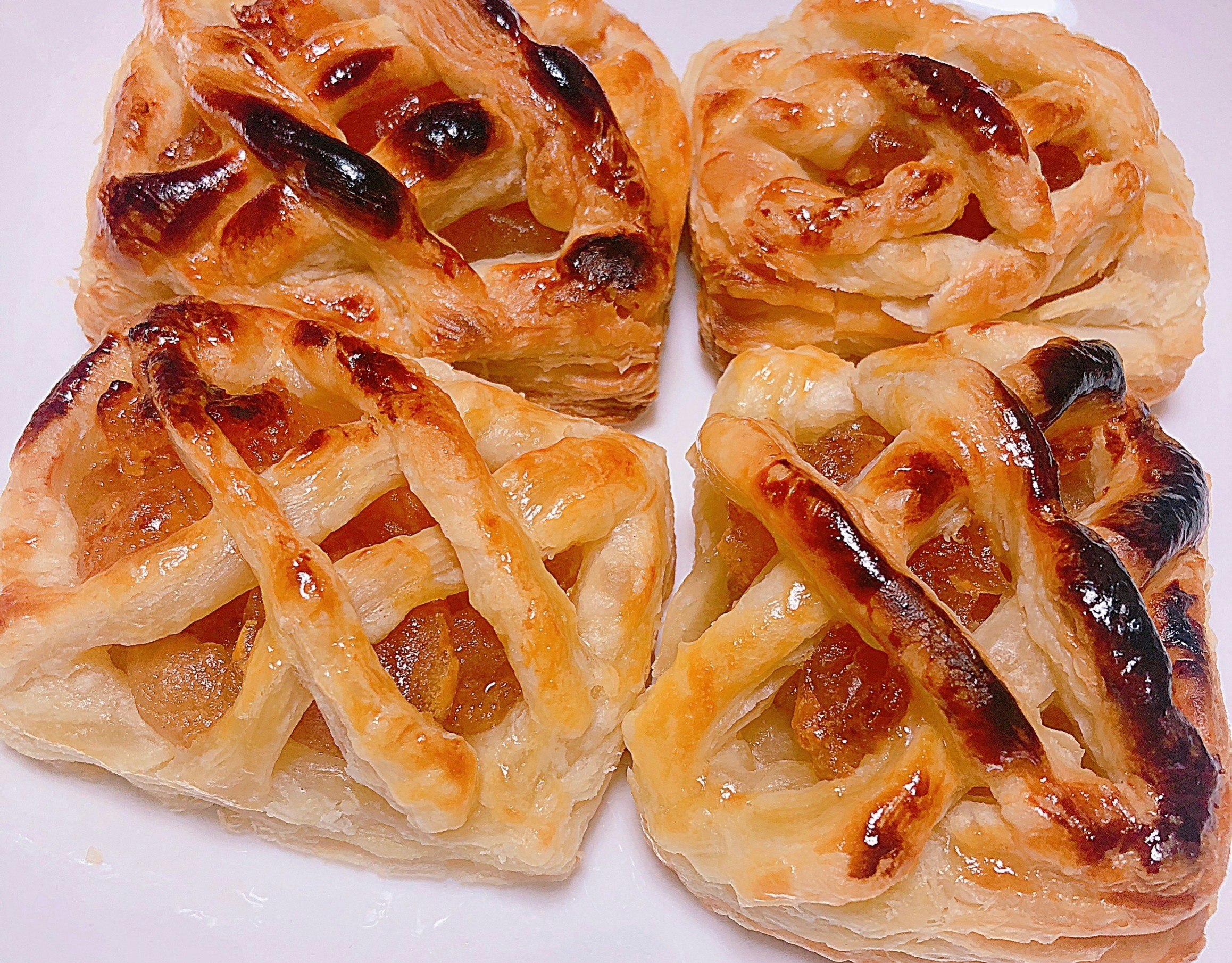 焼きたてのパイ生地にチョコがのったデニッシュの盛り合わせ