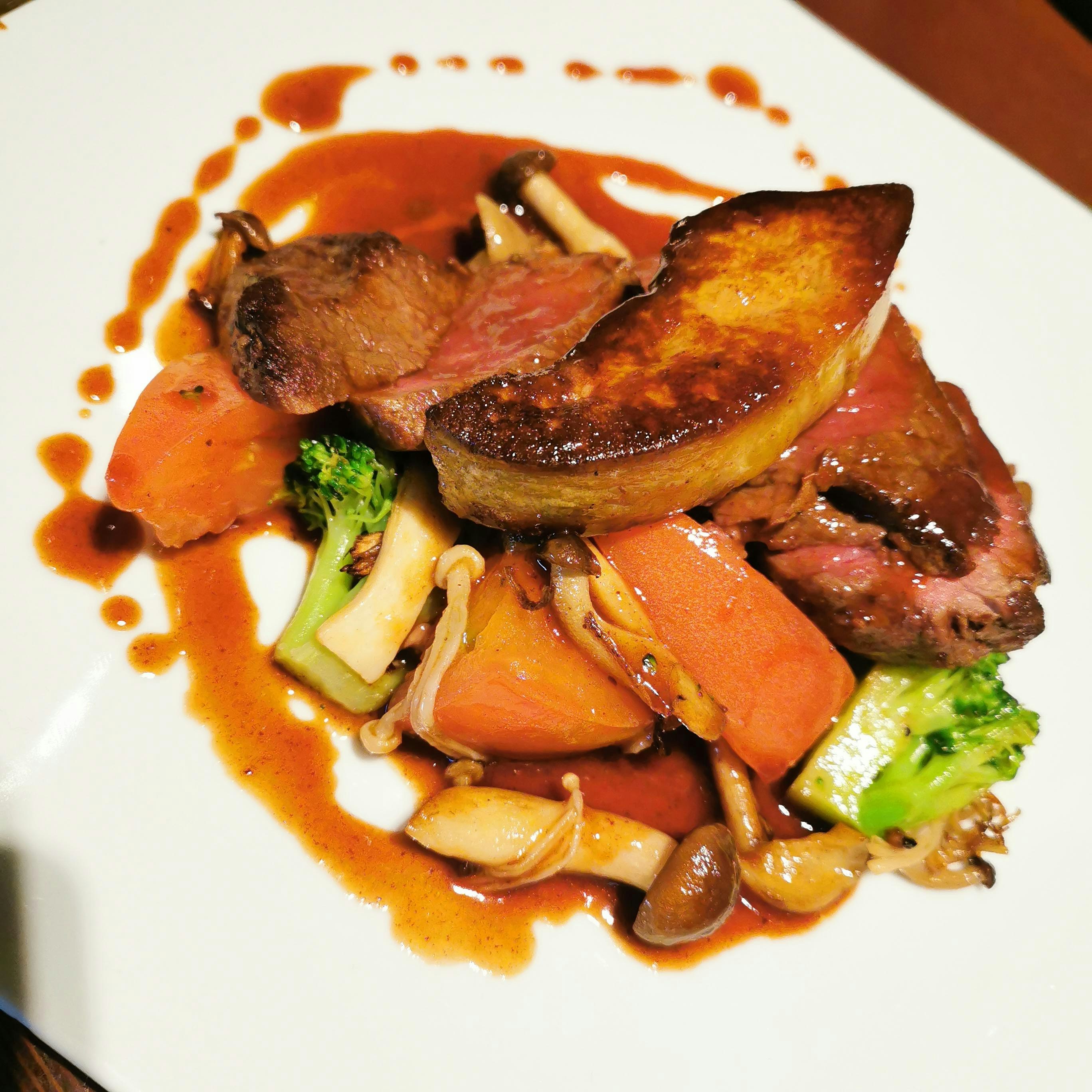 plato de carne y verduras con salsa naranja