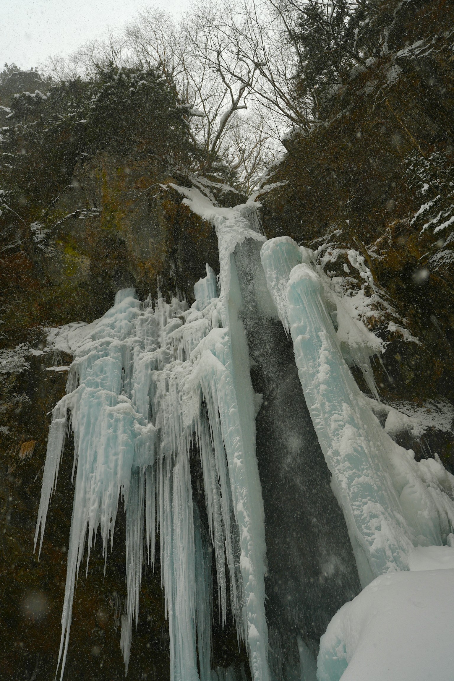 Gocce di ghiaccio appese in un paesaggio invernale