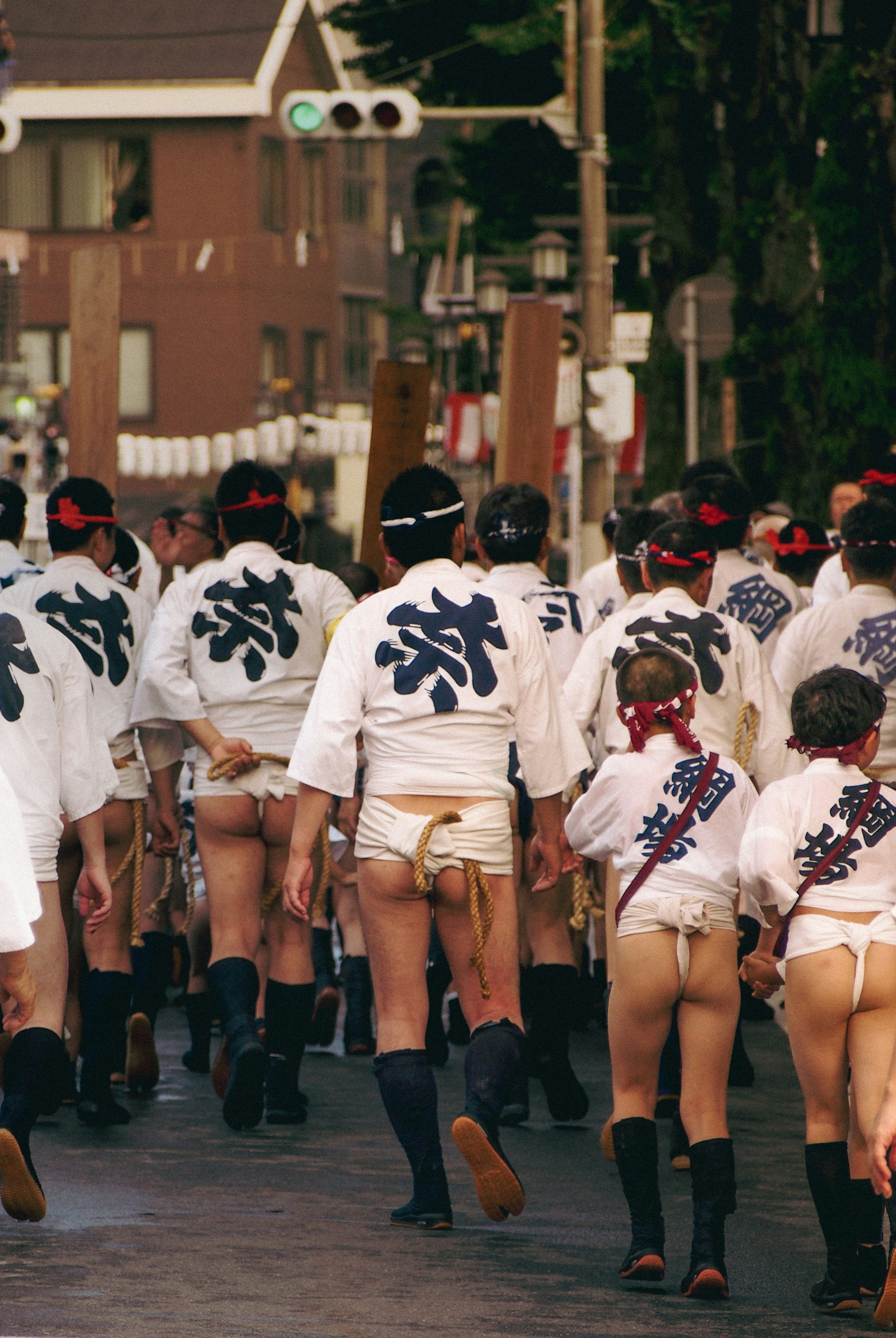 伝統的な祭りの衣装を着た人々が行進している様子
