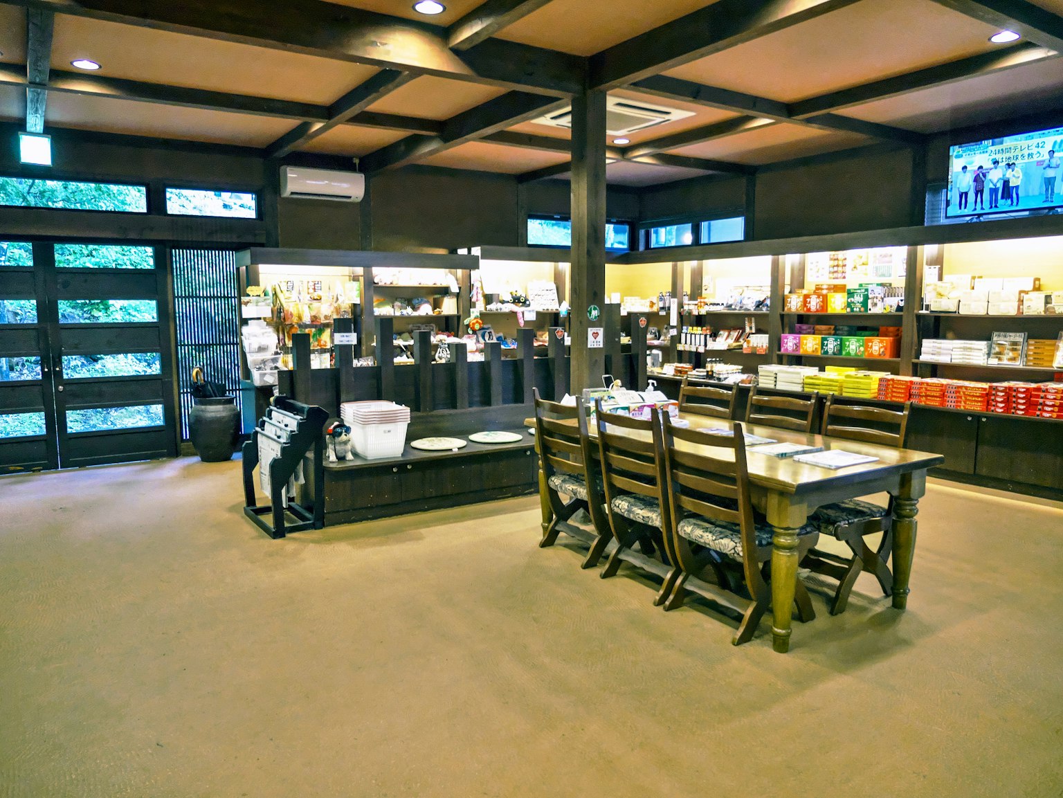 Intérieur d'une boutique japonaise traditionnelle avec une table et des chaises en bois un éclairage lumineux et des étagères remplies de produits