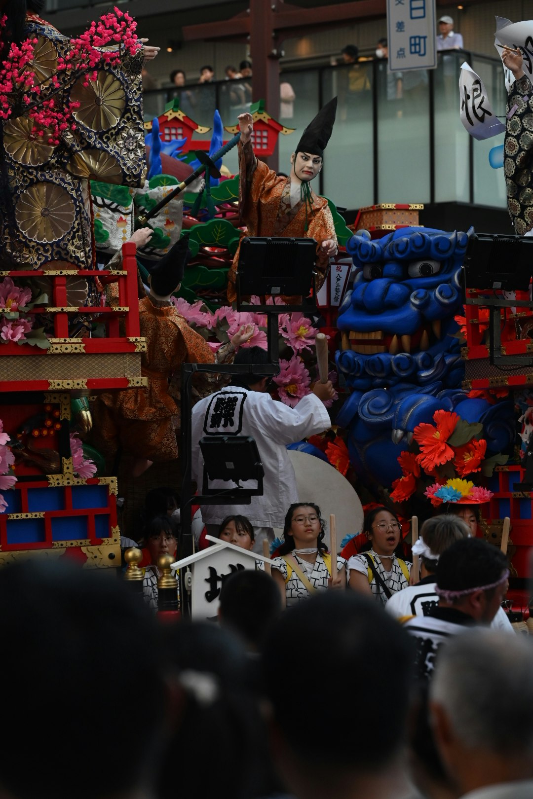 色鮮やかな祭りの屋台と人々が行き交う通りの風景