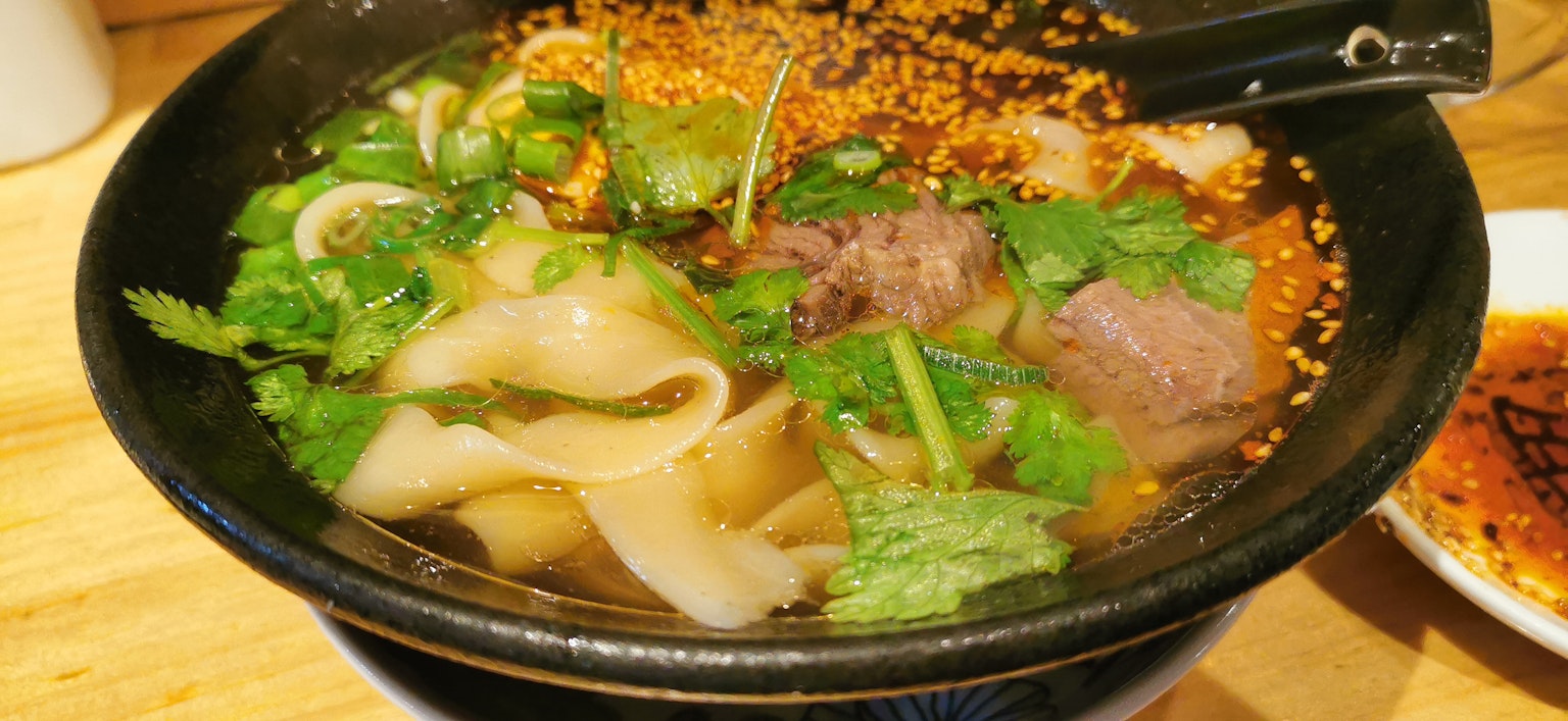 盛有香草和肉的汤碗