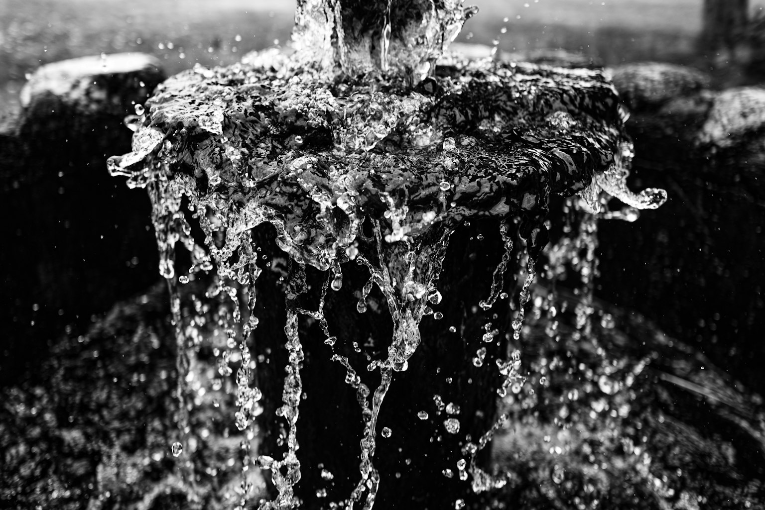 水の流れが美しい噴水のクローズアップ白黒写真