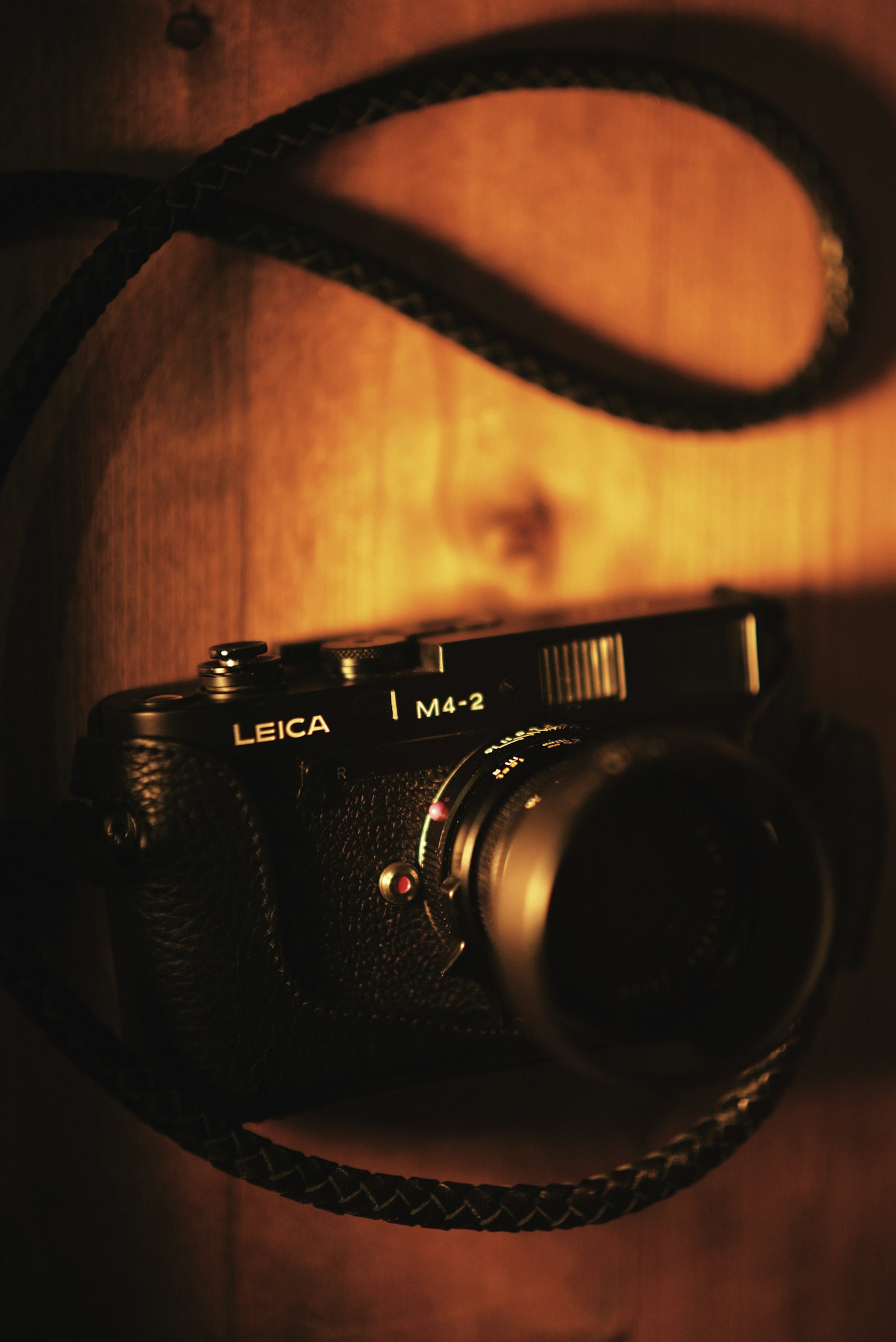Close-up kamera Leica M-6 dengan tali kulit