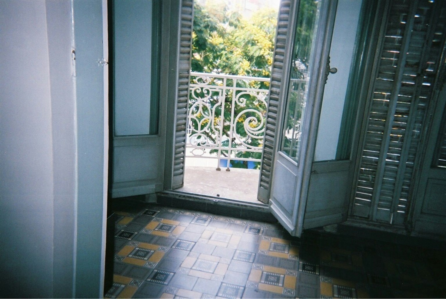 Pemandangan dari dalam ruangan ke balkon dengan pegangan dekoratif