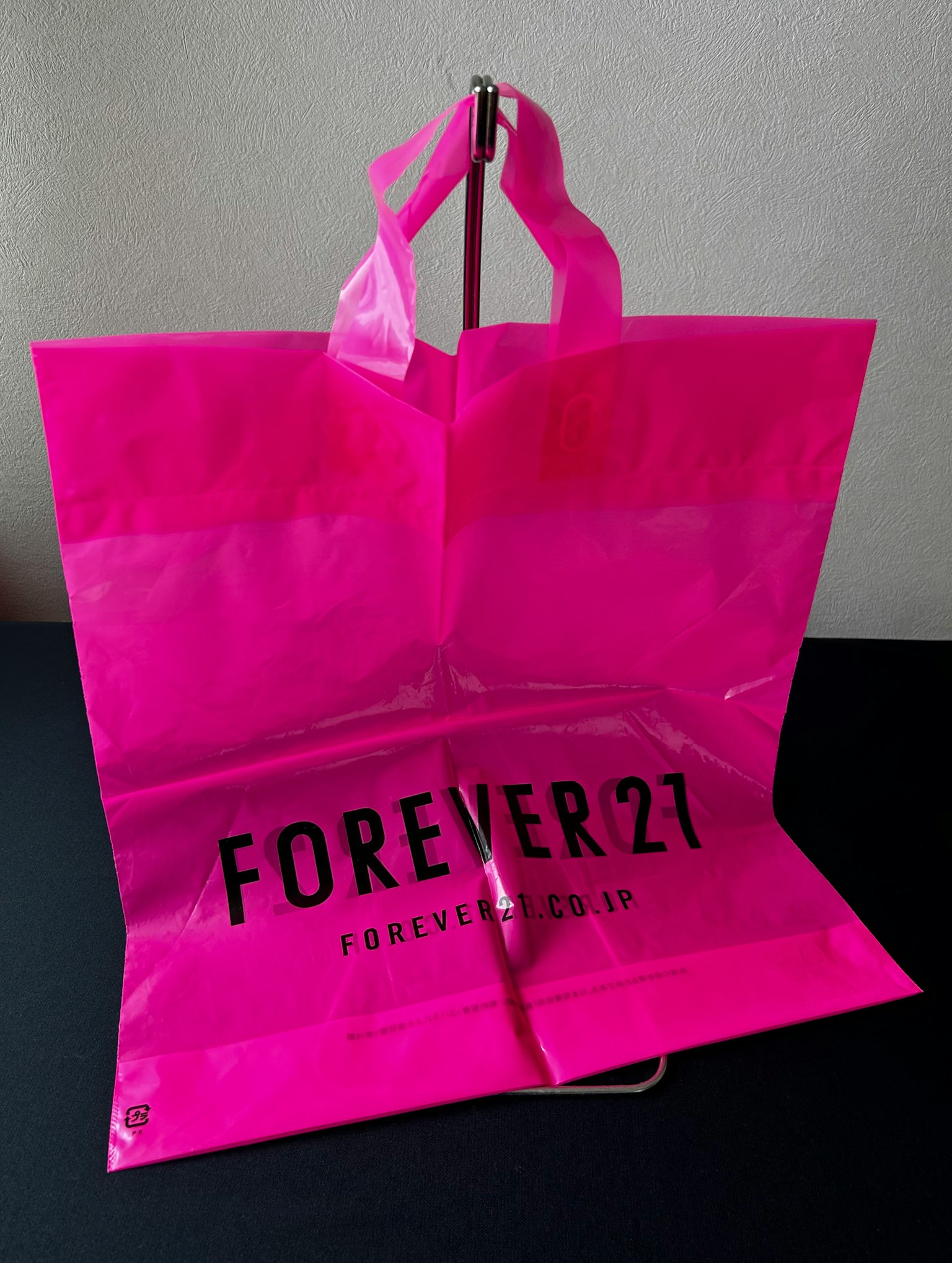 Rosa Tasche mit dem auffälligen FOREVER21-Logo