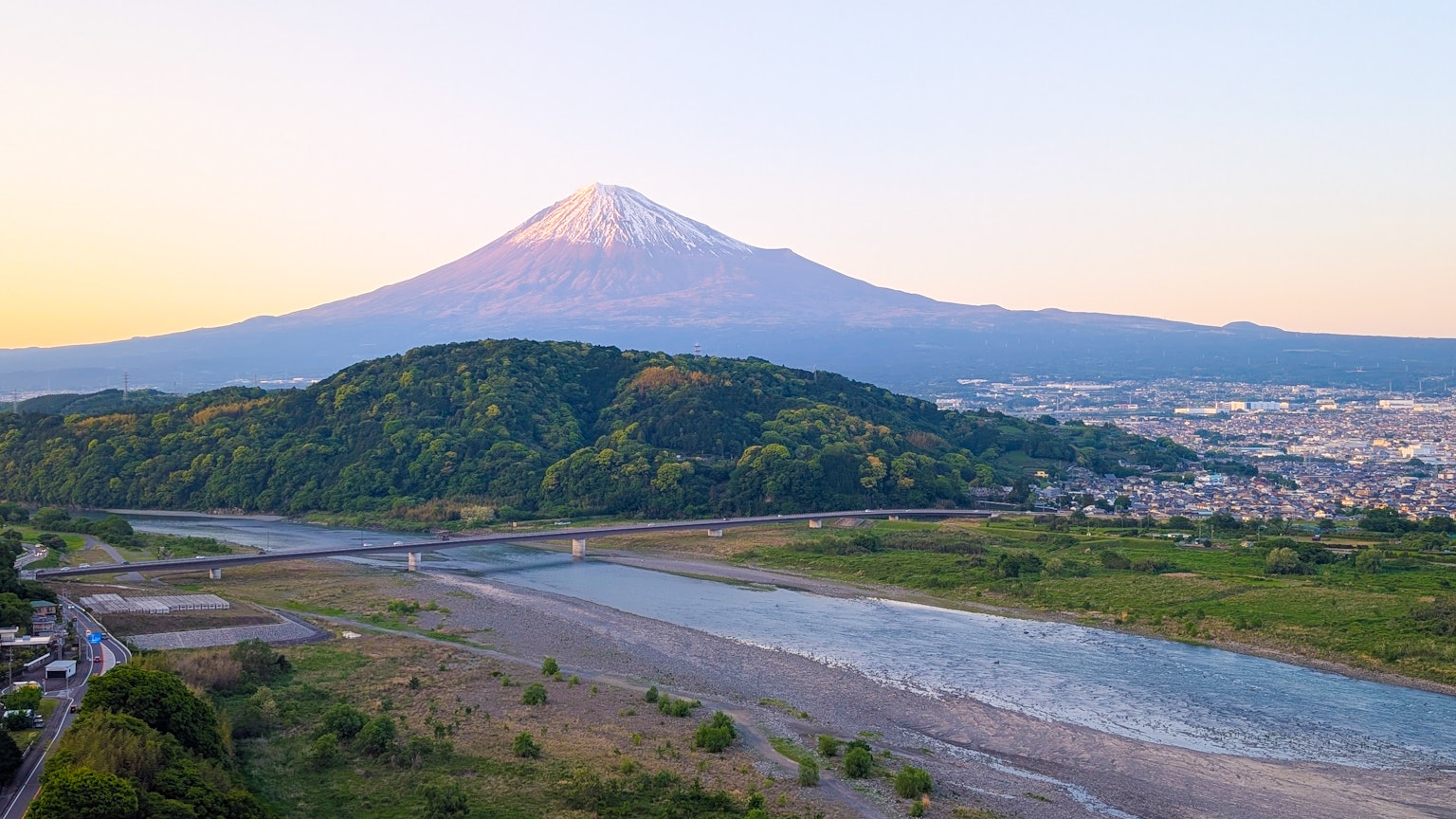 Vue panoramique du mont Fuji avec une rivière et une verdure luxuriante