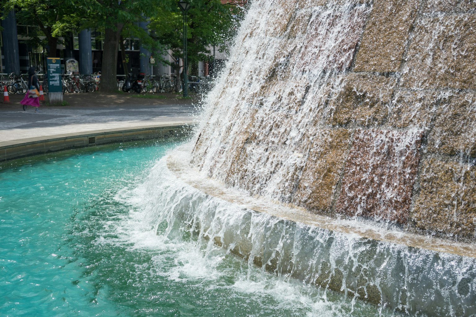 Schöne Parkszenen mit einem fließenden Brunnen