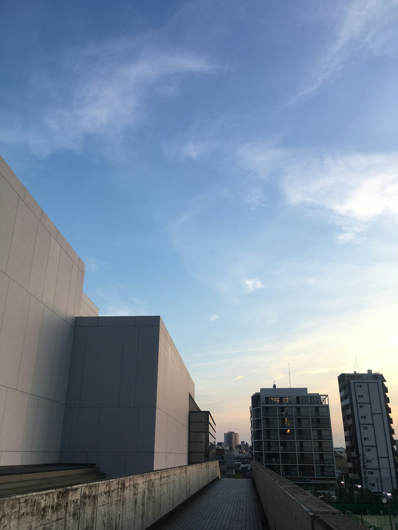 從屋頂看到的藍天和城市景觀