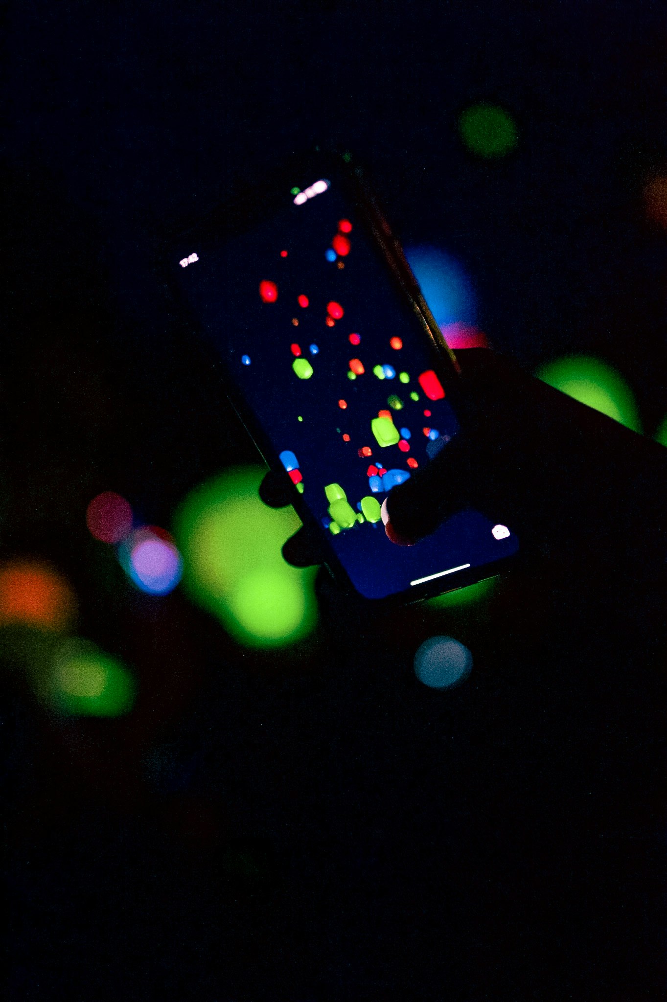 夜の街で光るスマホの画面