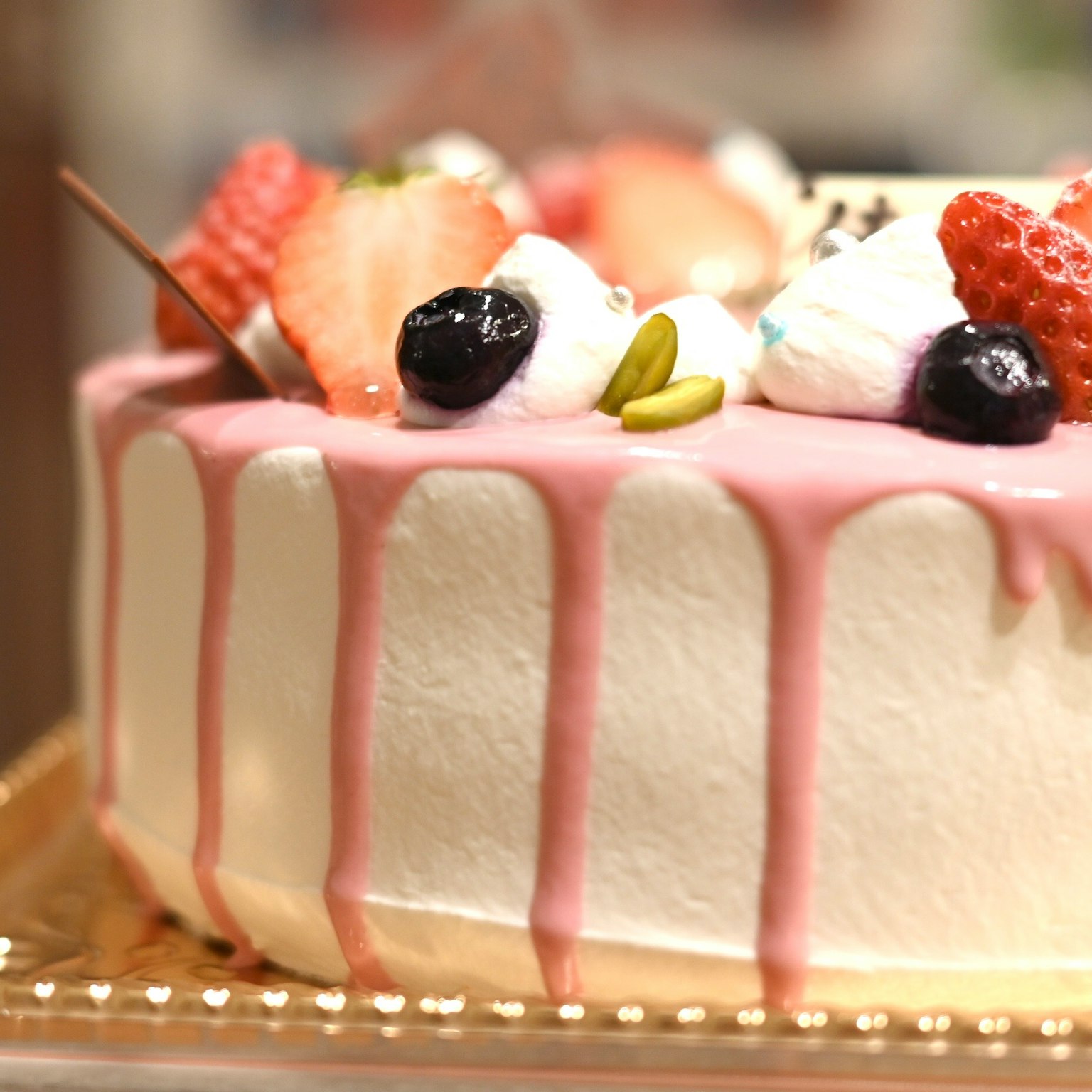 아름다운 딸기 케이크와 분홍색 아이싱 및 과일 토핑