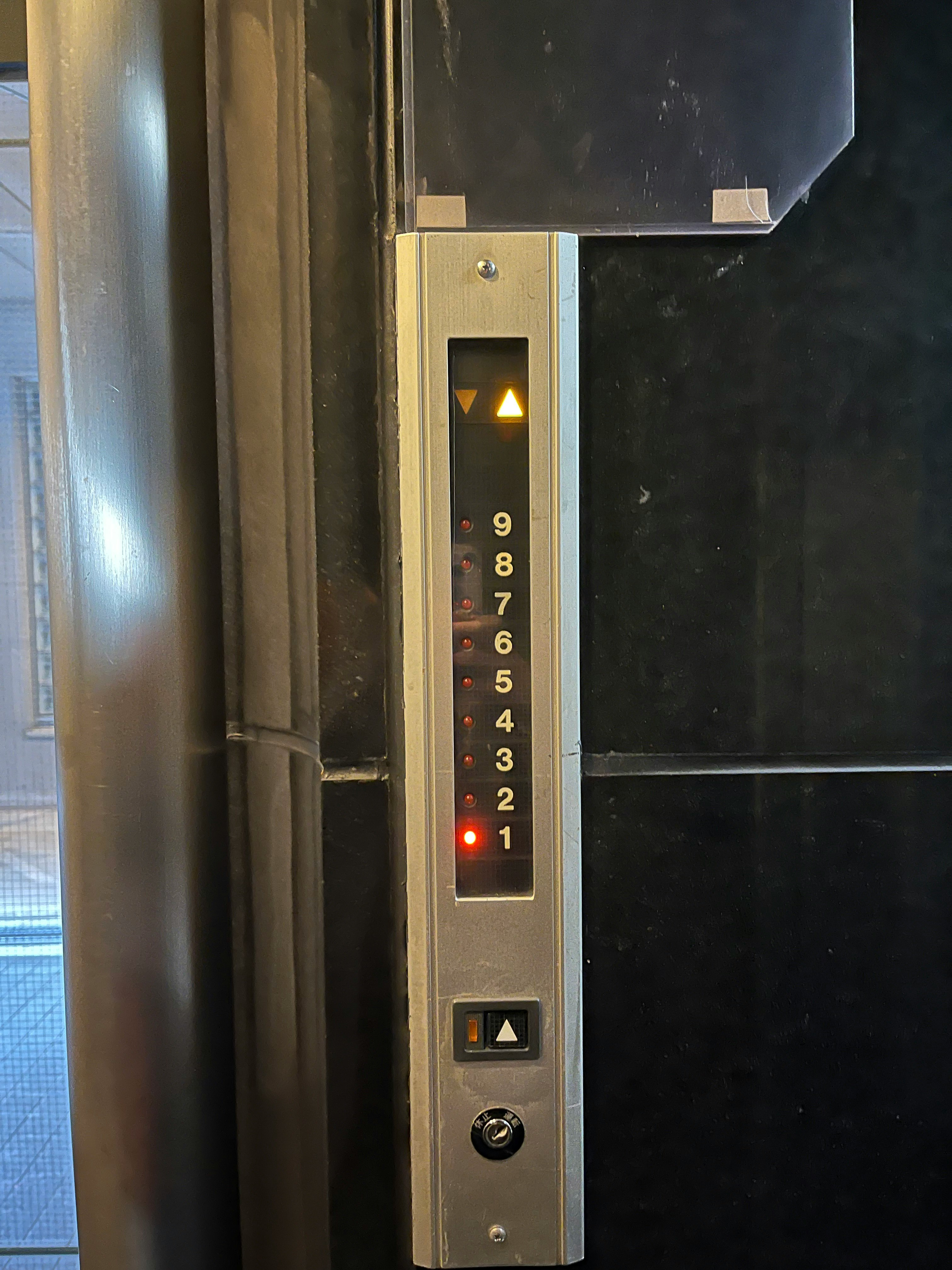 Etagenanzeige und Tasten am Aufzug