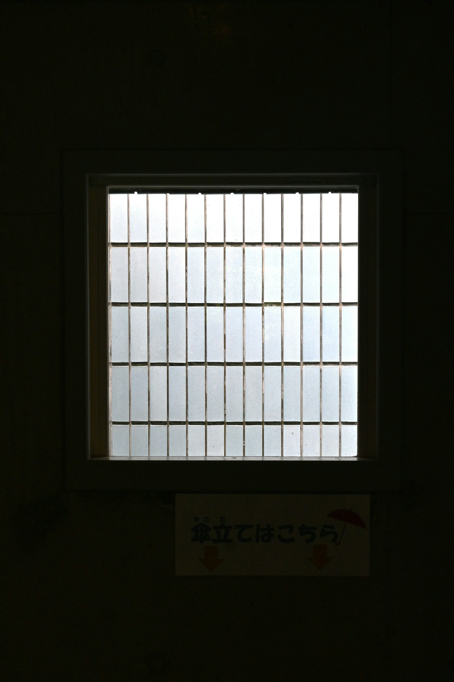Immagine interna semplice con luce che filtra da una finestra quadrata