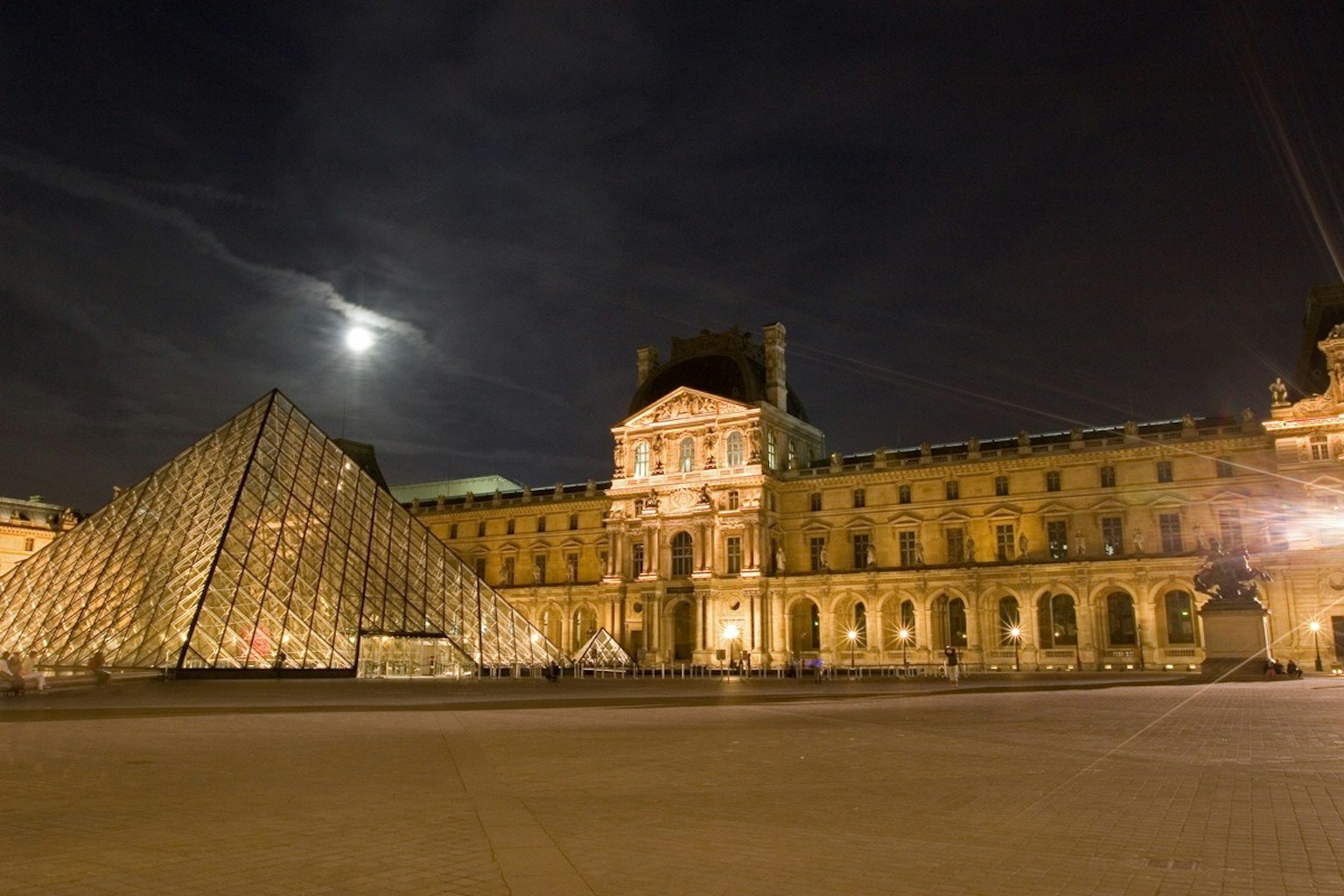 Schöner Blick auf das Louvre-Museum und die Pyramide bei Nacht