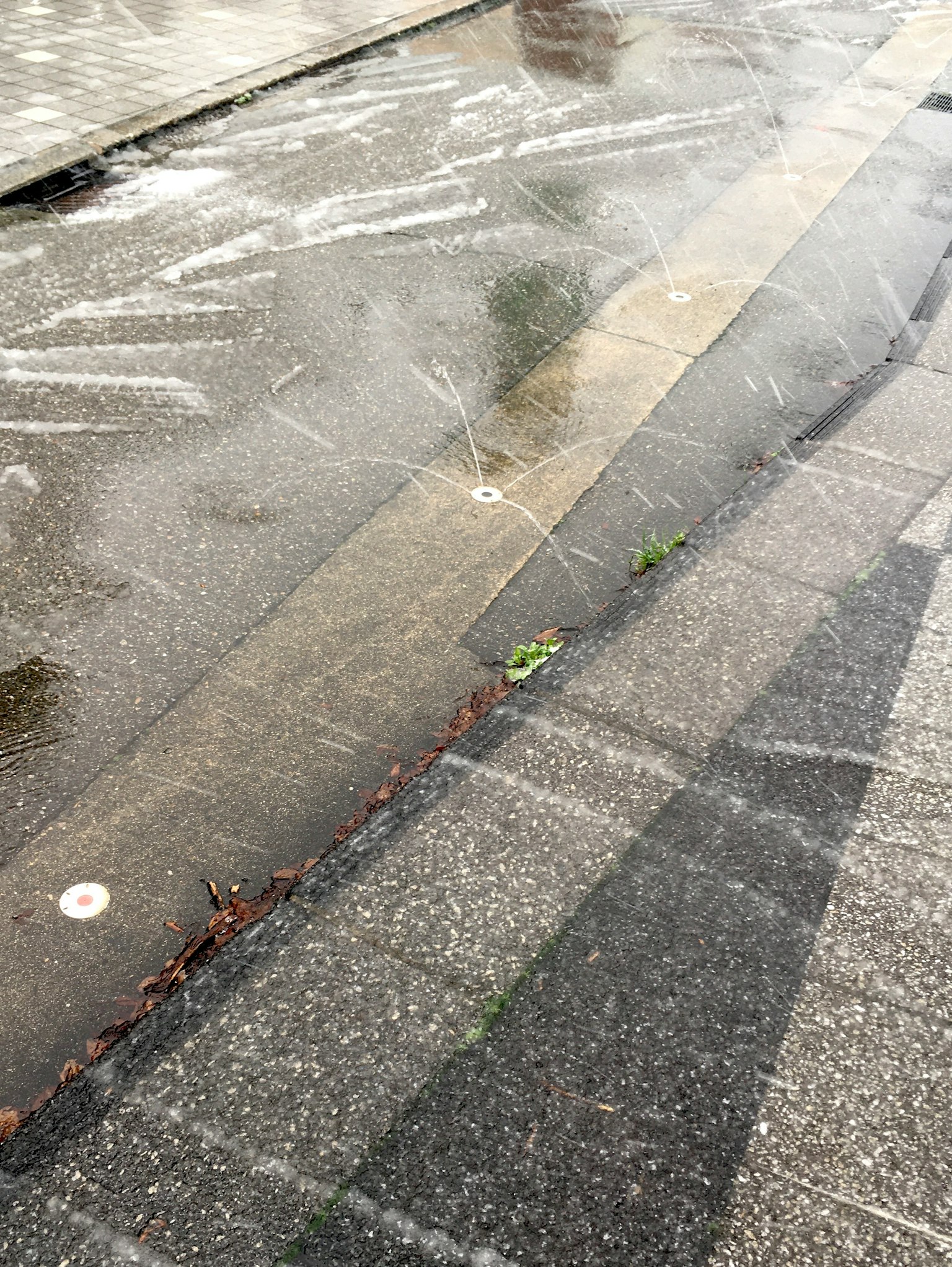 濕滑的路面上有水滴和陰影