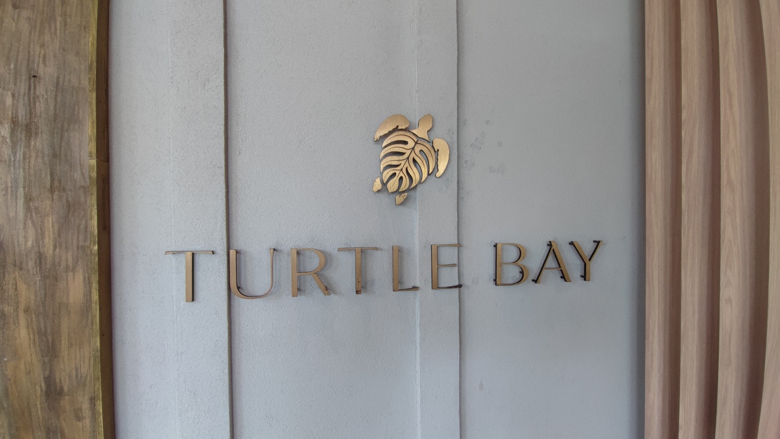 Elegante Tür mit goldenem Turtle Bay-Logo