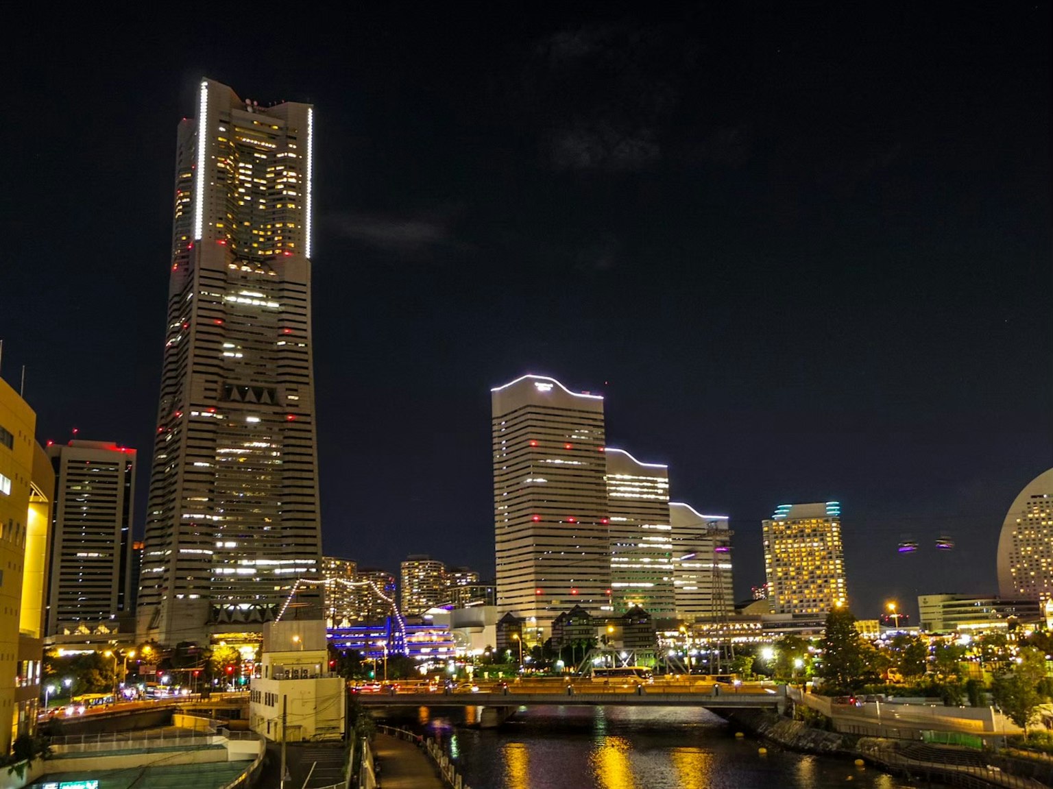 Beautiful skyline of Yokohama at night with river view