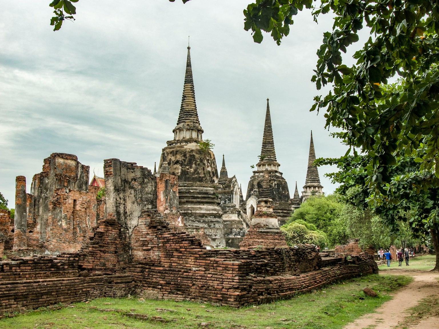 Ruinas de templos antiguos con agujas en Ayutthaya