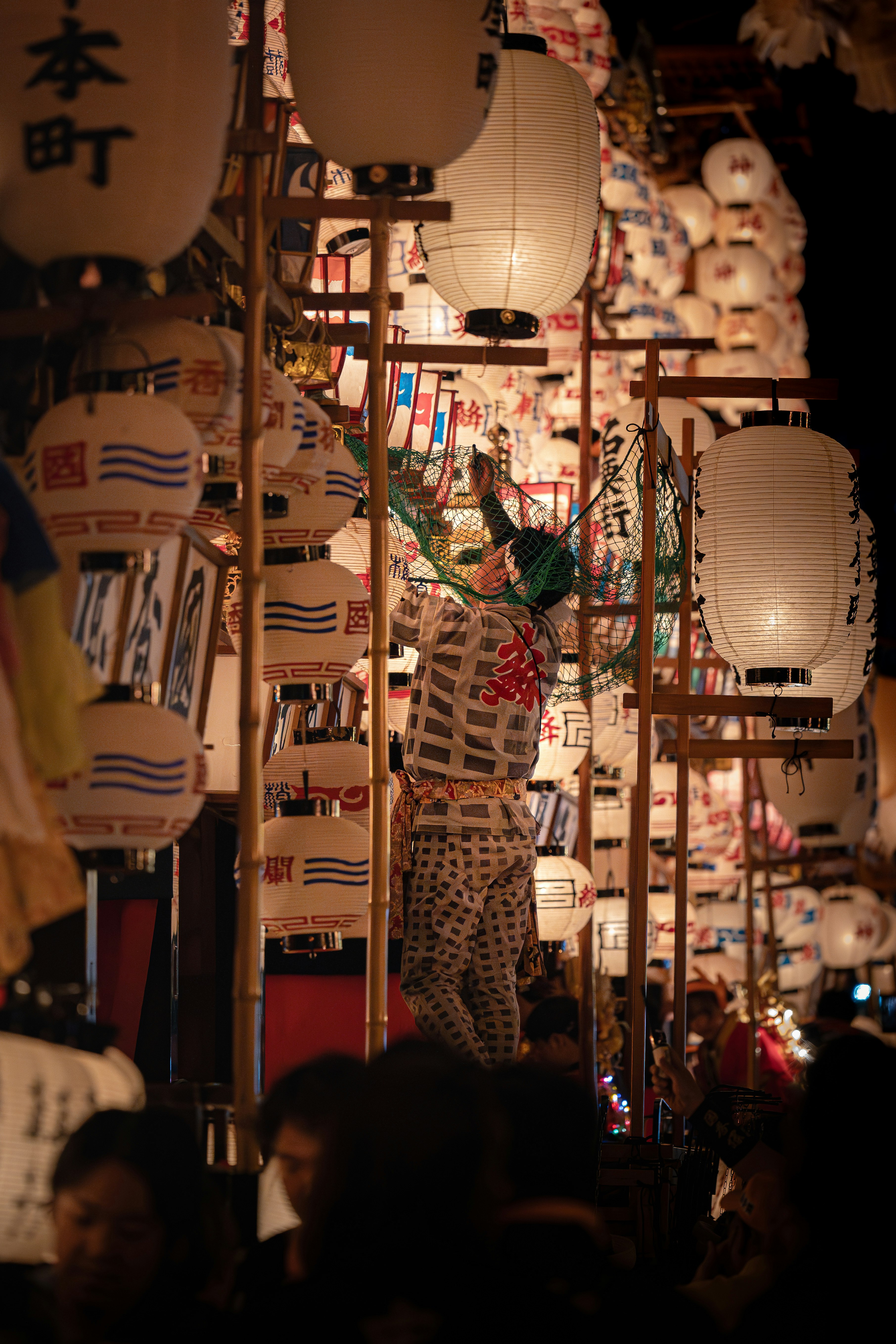 燈籠成排的熱鬧夜市街道