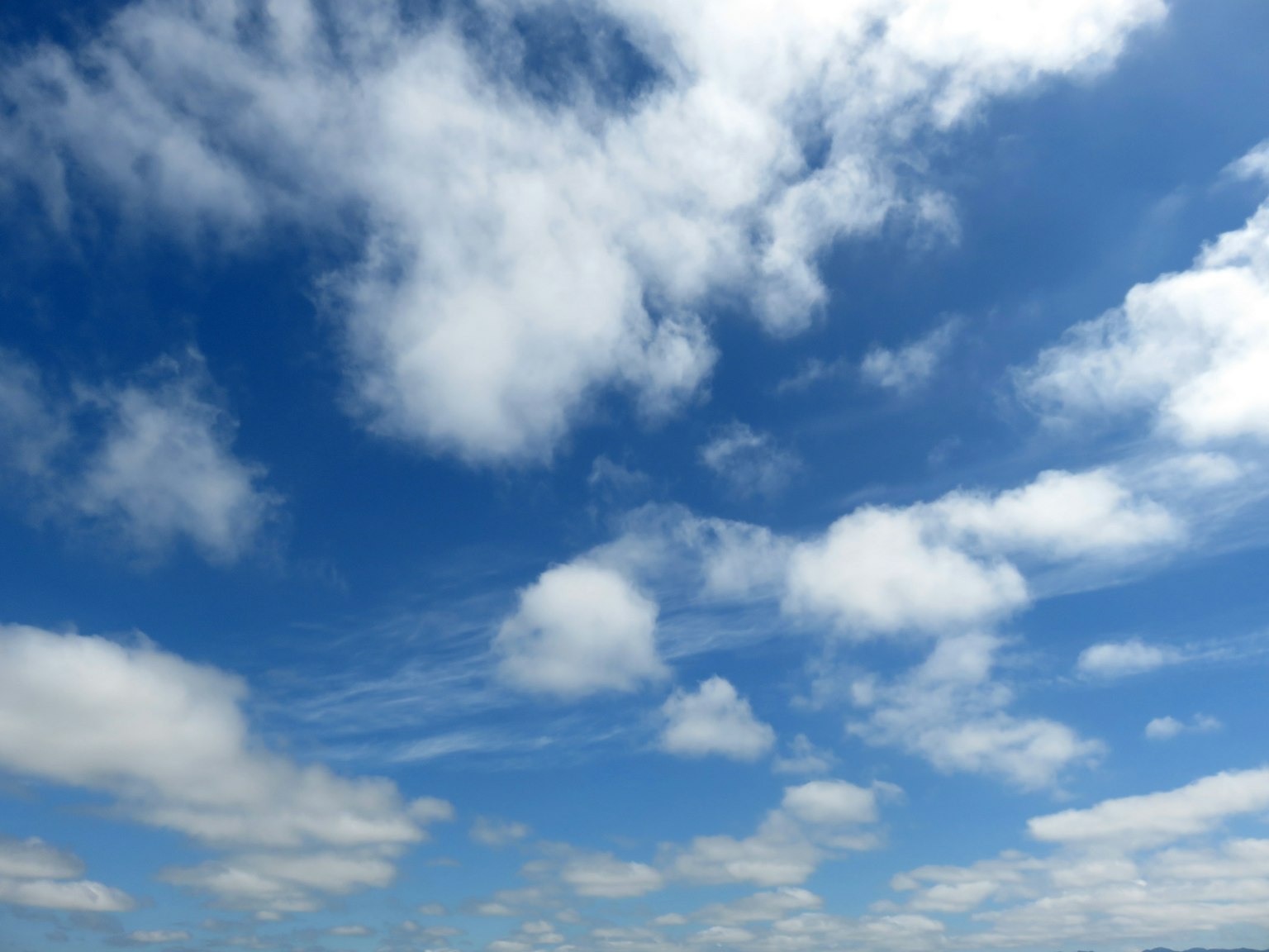 Cielo blu con nuvole bianche e soffici