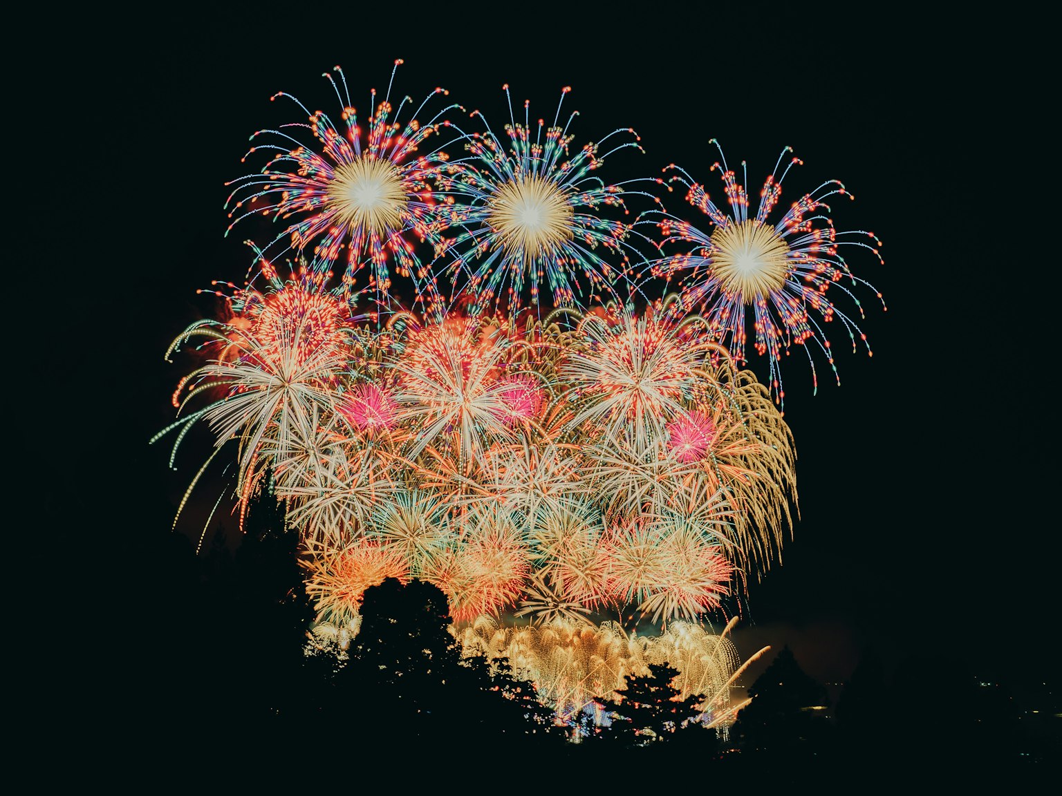 夜空に広がる色とりどりの花火のショー