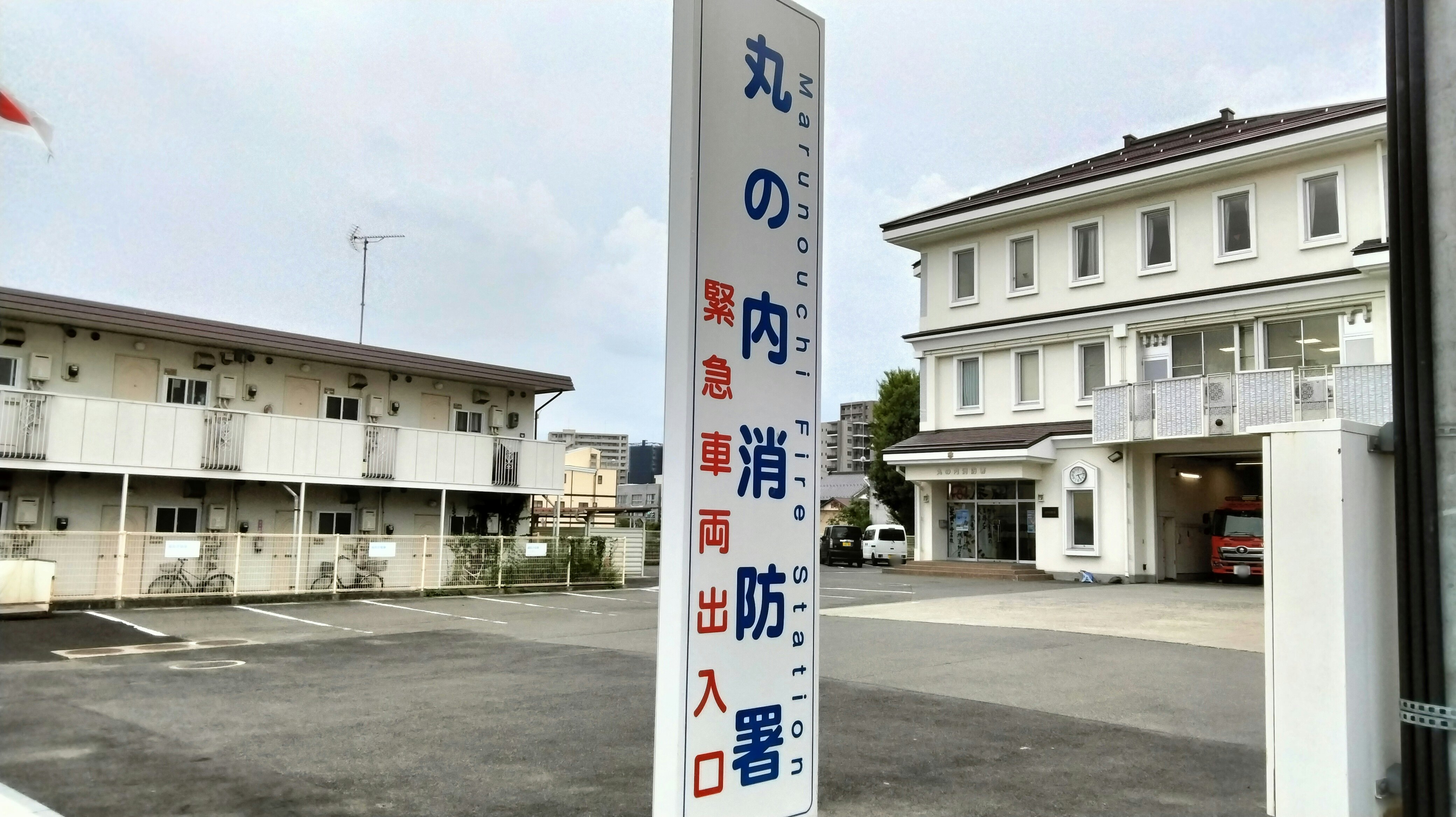 醫院庭院通道上的標示牌