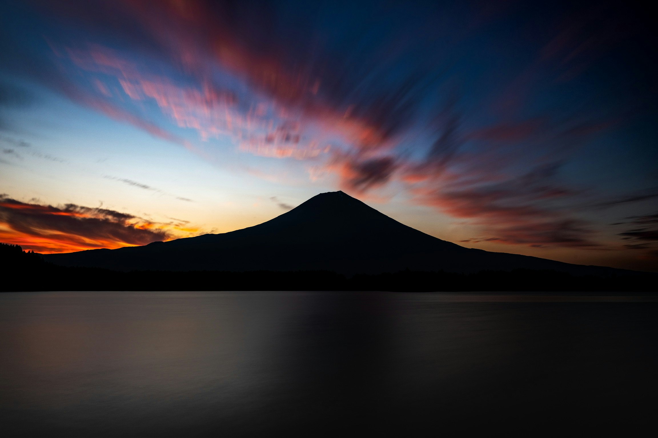富士山を望む朝焼けの空が青空へ移り変わる様子