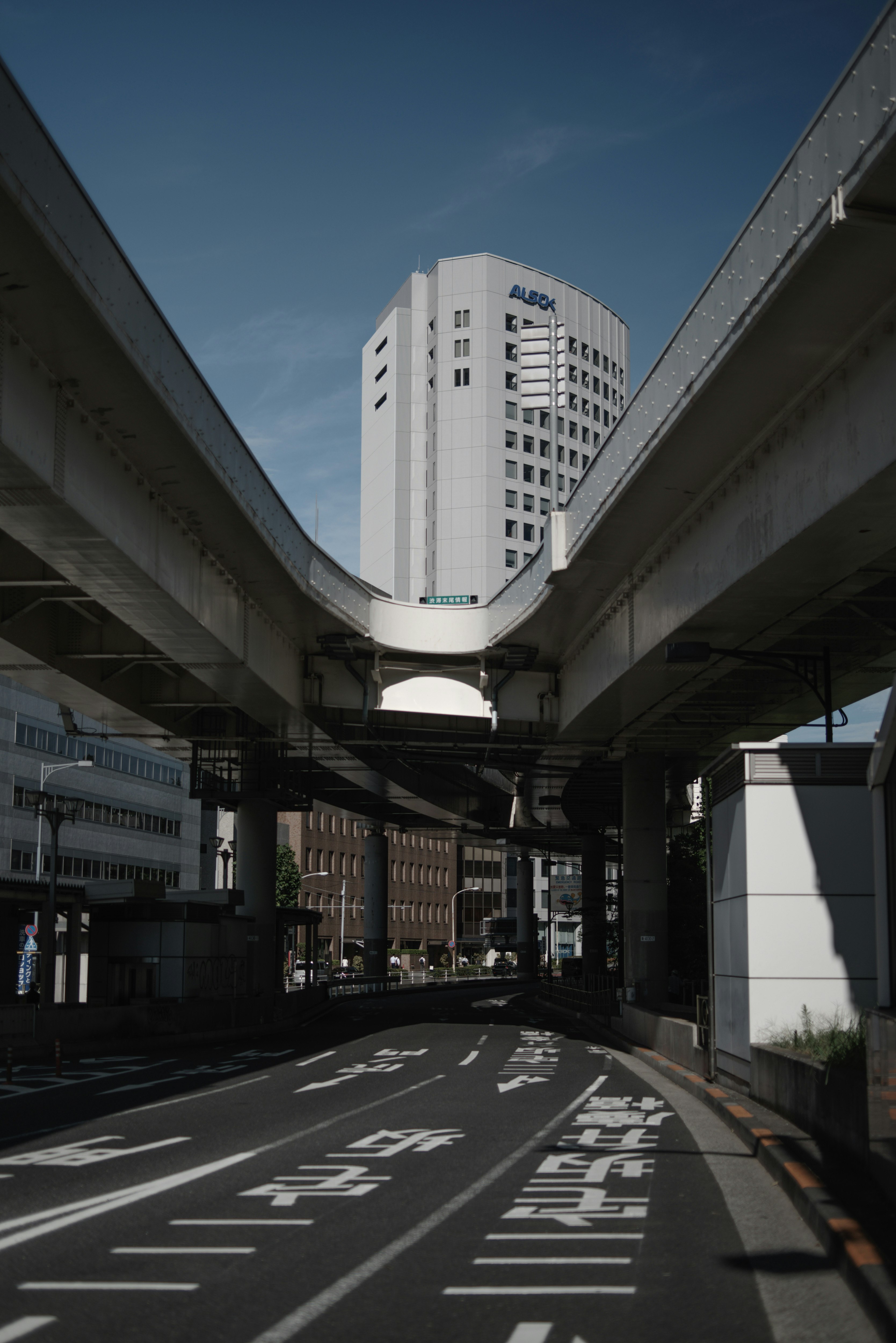 分岐する高架道路とビルが見える東京の外堀通りの街並み