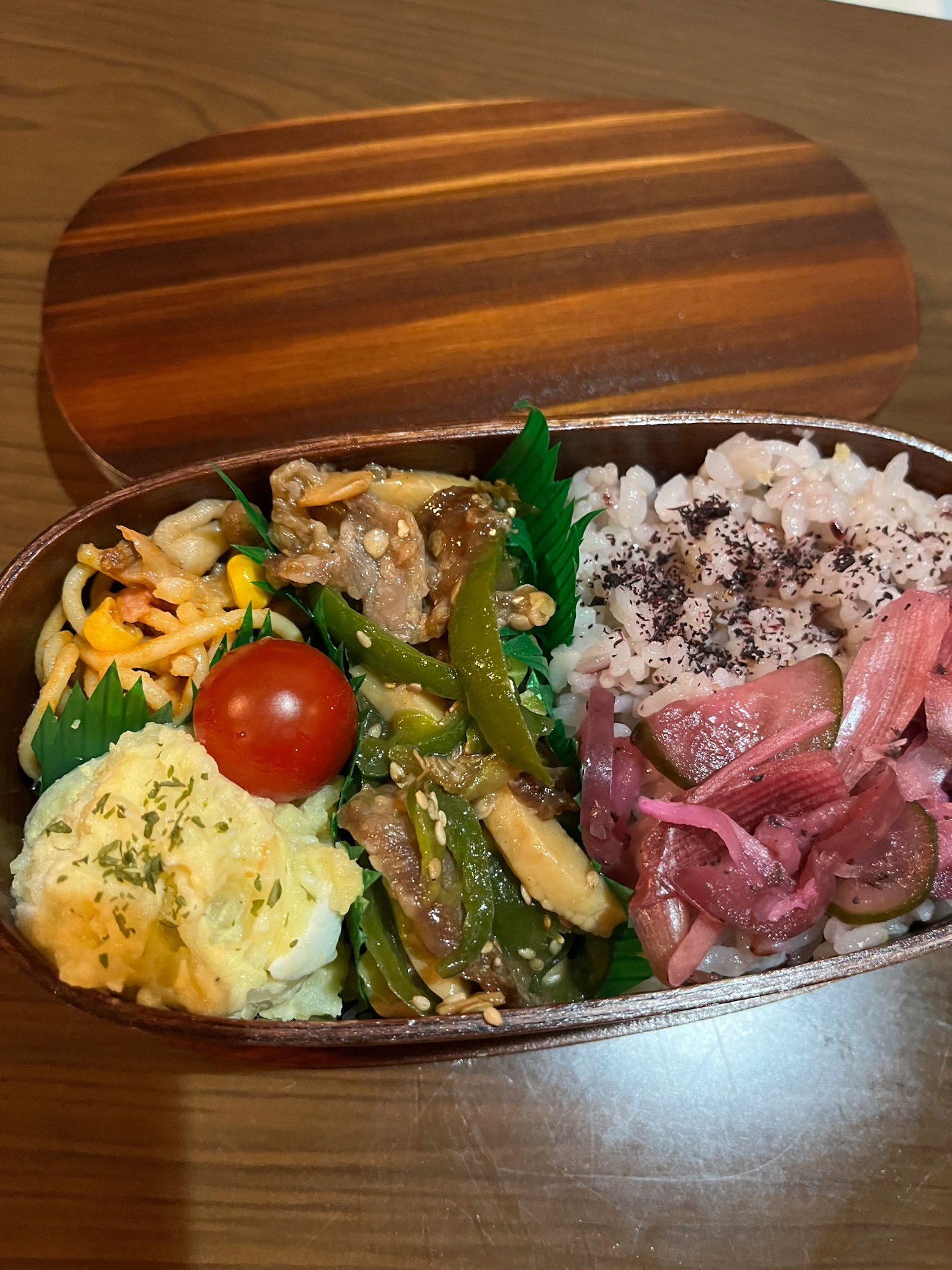 精美的便当盒，装满各种菜肴和米饭