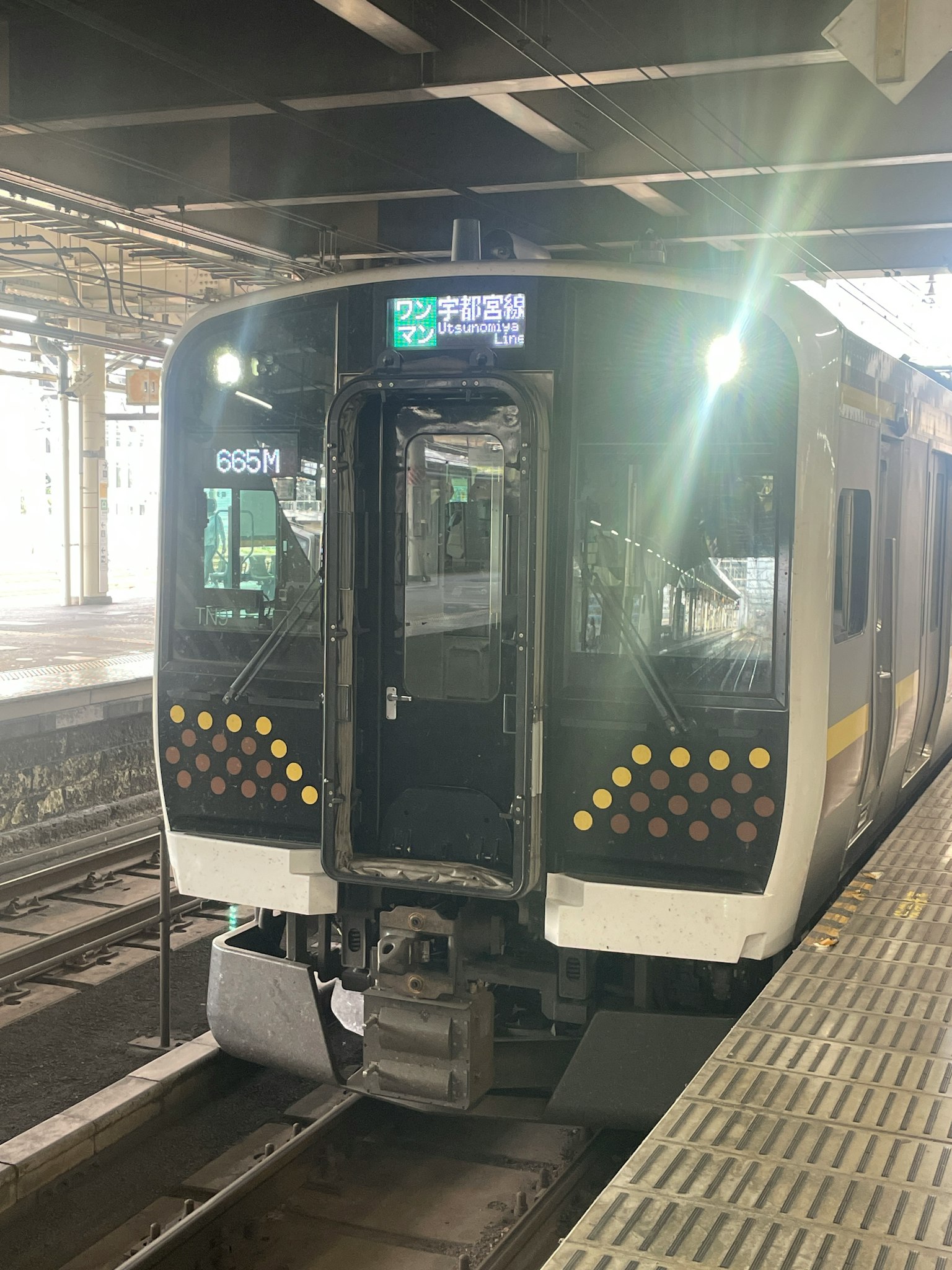 車站停靠的火車前視圖，駕駛室細節，LED顯示