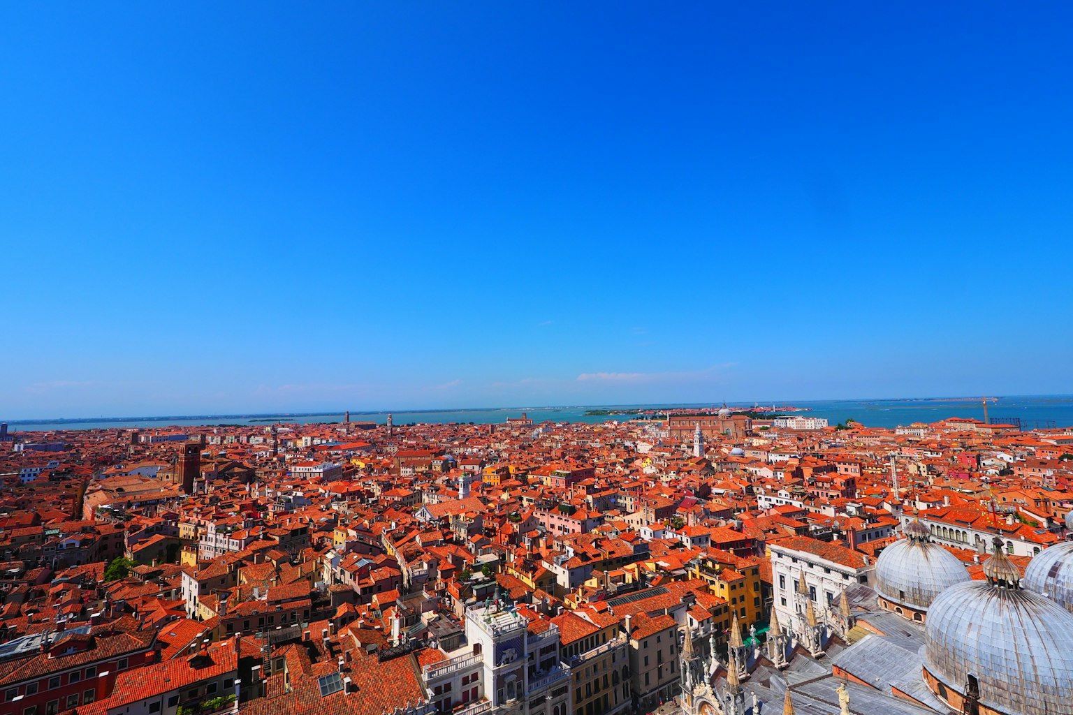 Vista panoramica di Venezia con tetti rossi e cielo azzurro