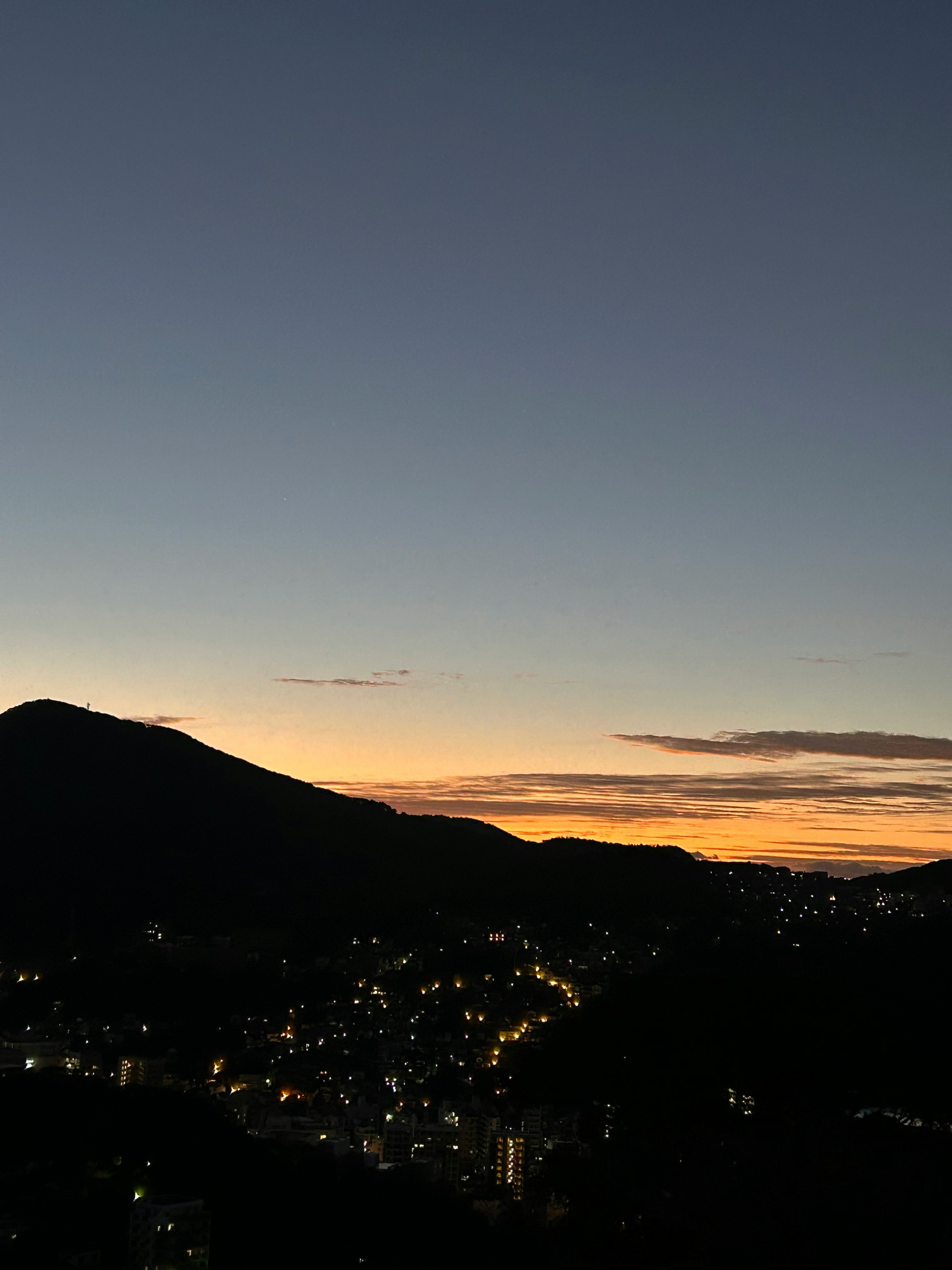 冬の海辺の夕景と街の灯り