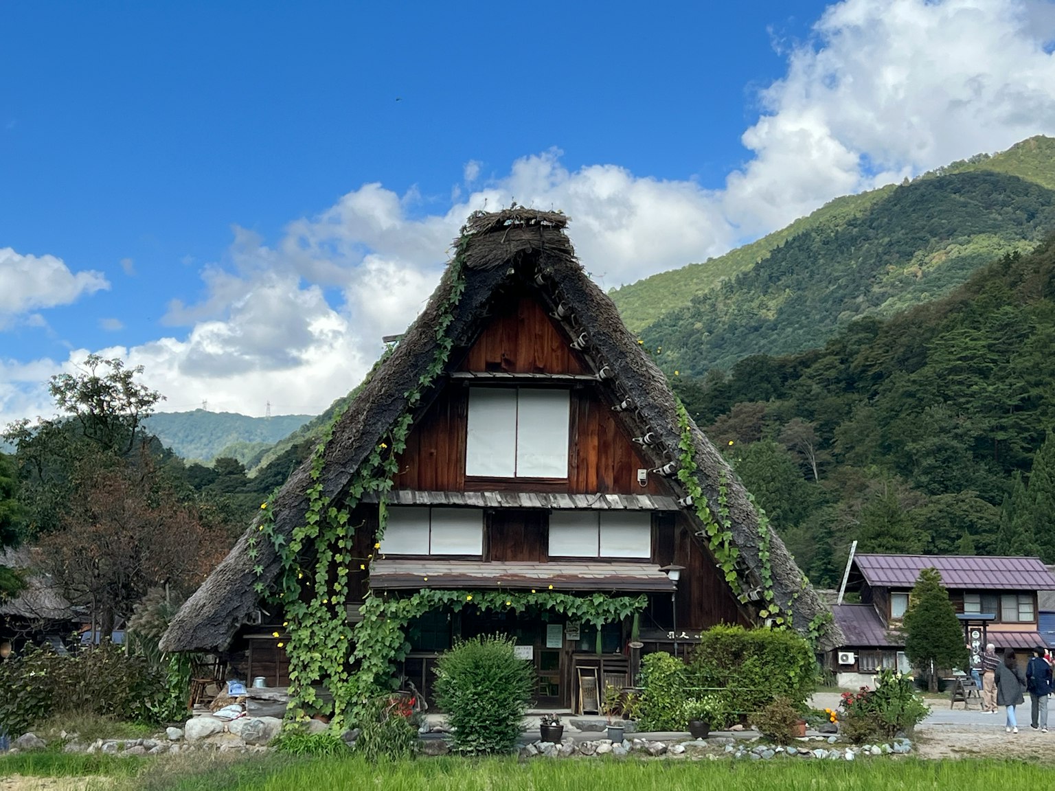傳統的合掌造屋在藍天之下