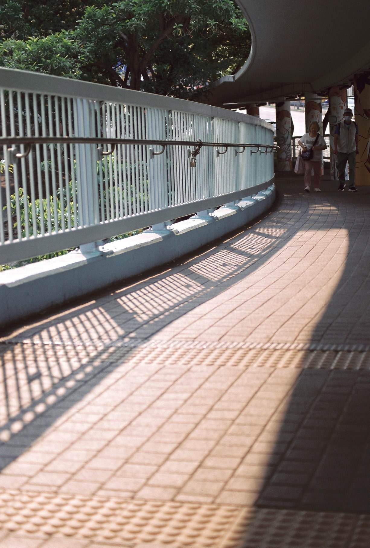 屋外の回廊と手すりのある通路
