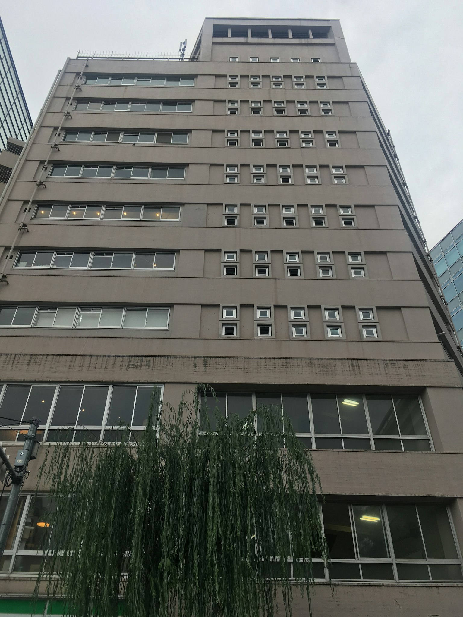 灰色建筑外观，窗户成排
