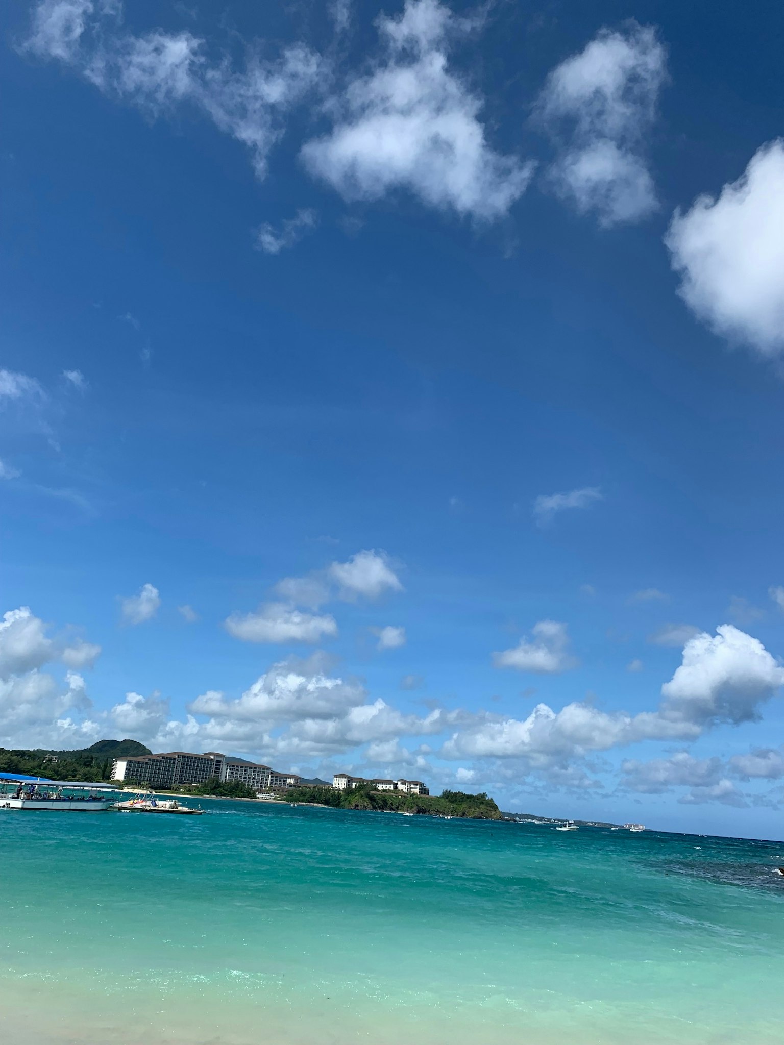 美丽的海滩风景，蓝色海洋和白色云朵