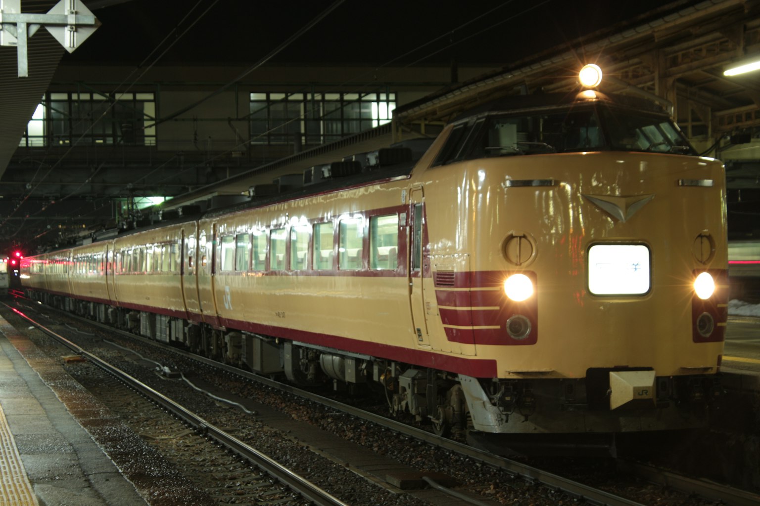 รถไฟสีเหลืองจอดที่สถานีตอนกลางคืน
