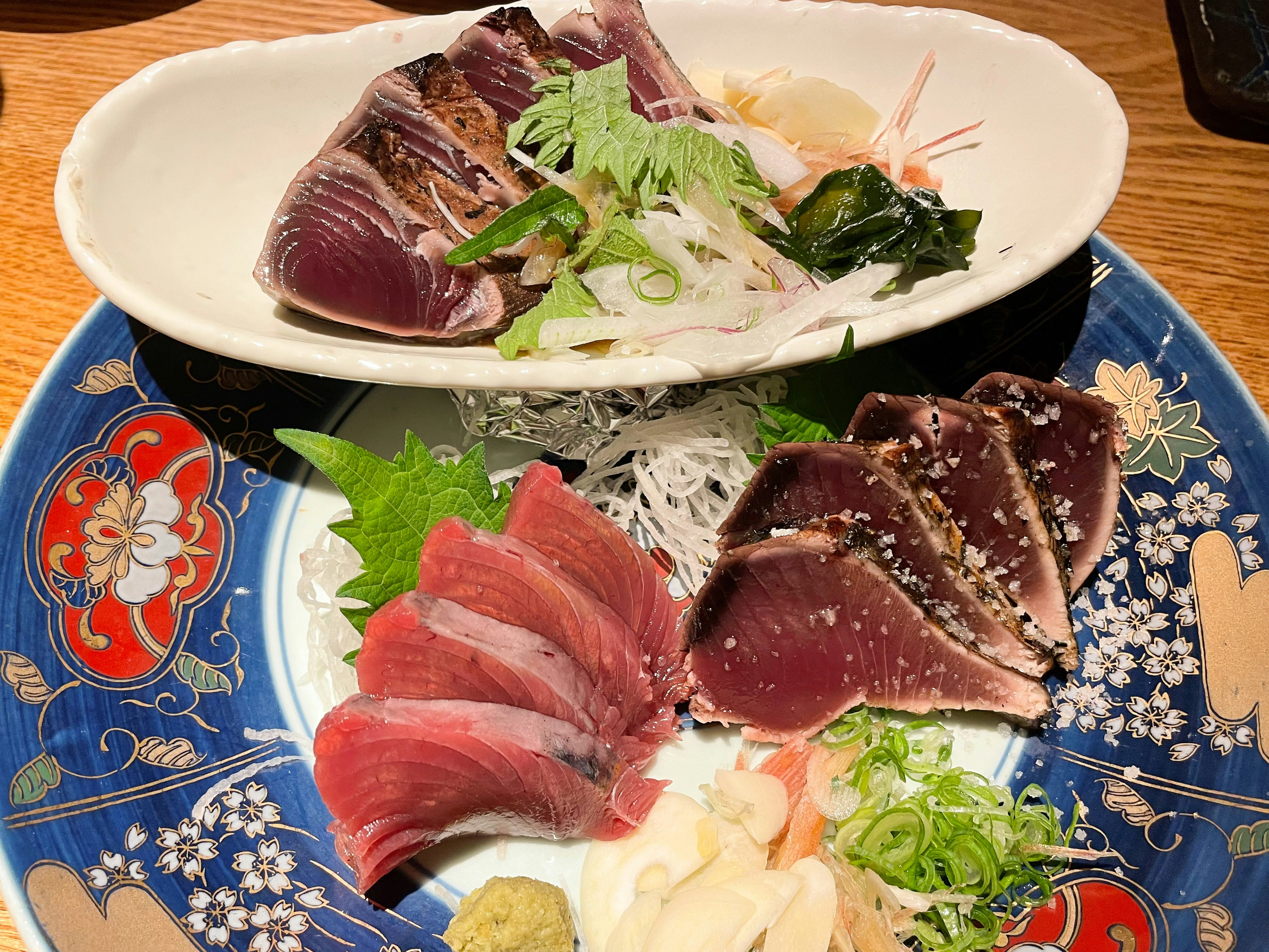 高知の鰹のたたきと薬味がのった皿