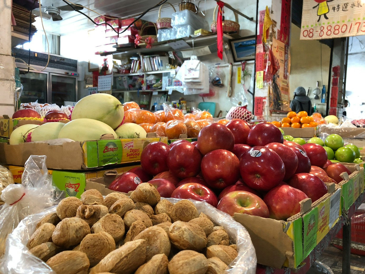 Exhibición colorida de frutas y verduras en un mercado