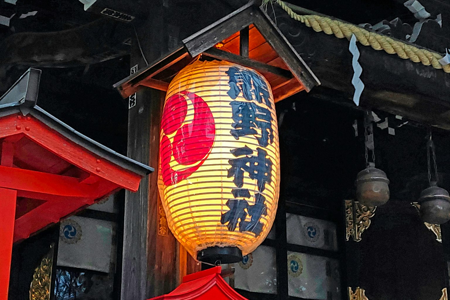 神社的灯笼上有日本文字和红色设计