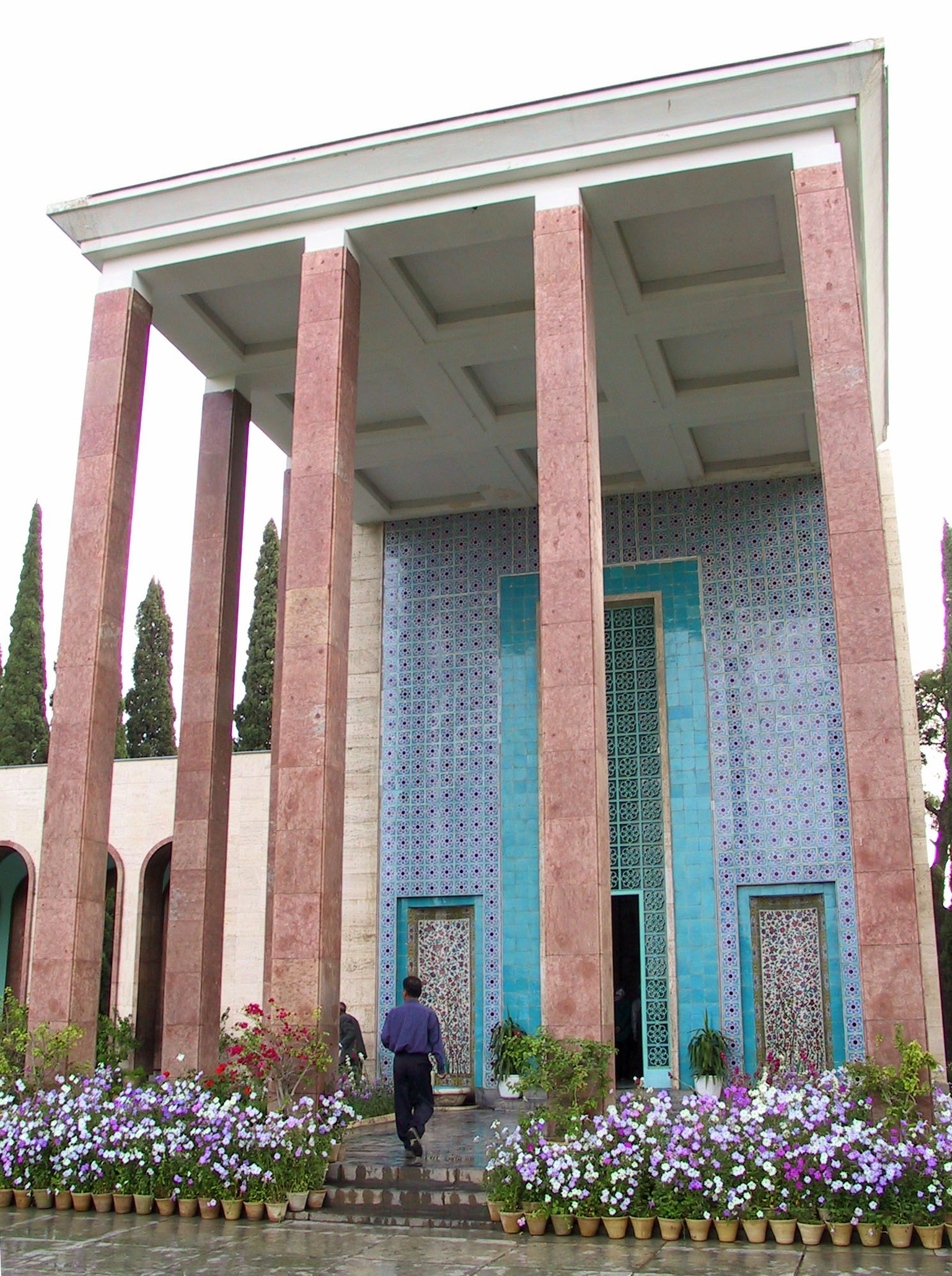 Fachada de un edificio con decoración de azulejos azules y columnas rosas