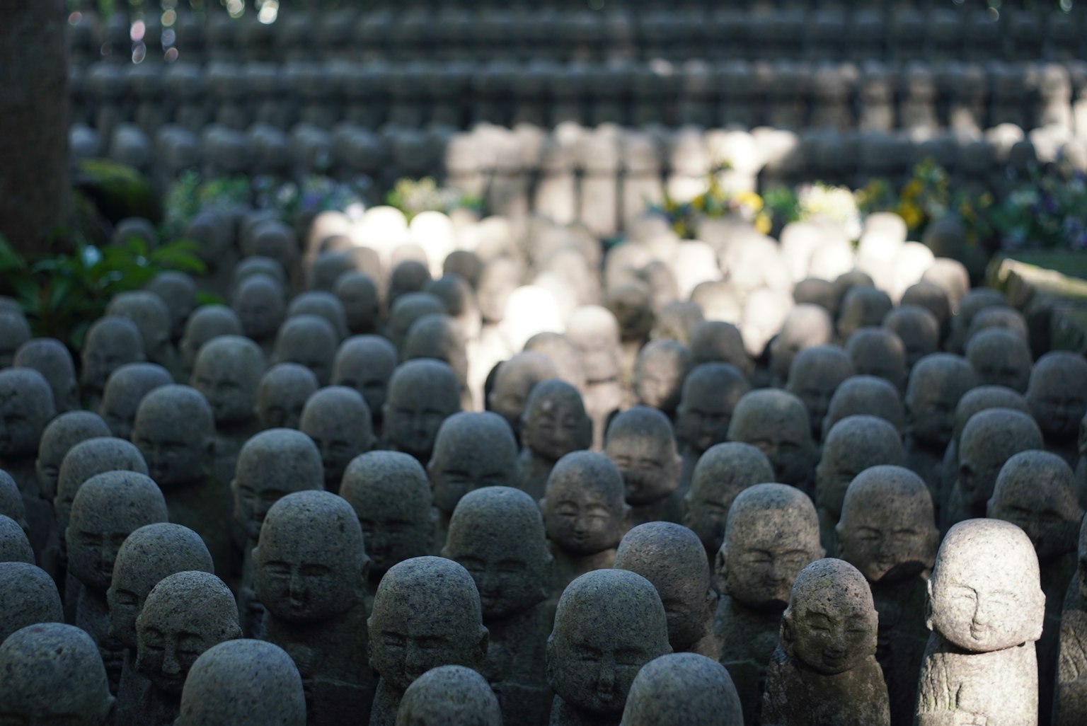 Un paesaggio di numerose statue di pietra disposte in fila