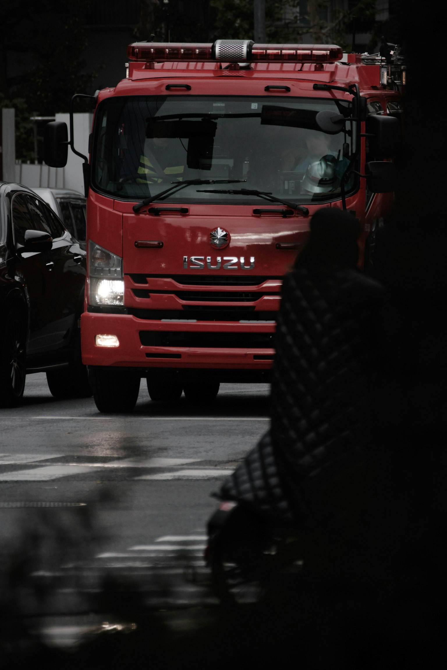 紅色消防車在道路上行駛