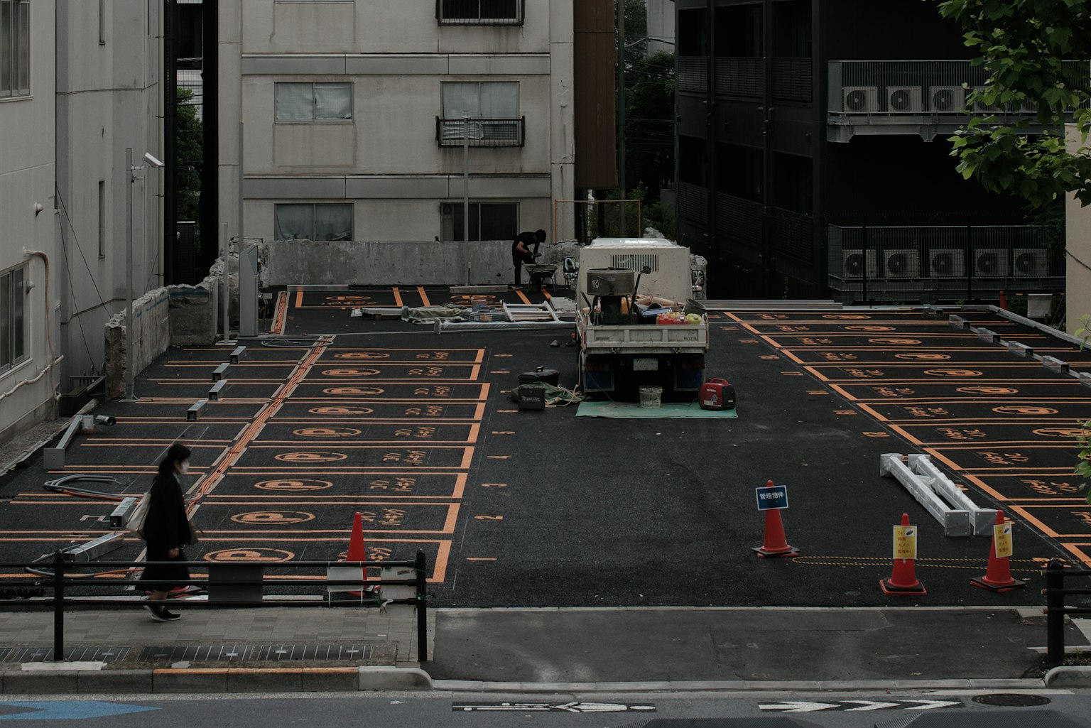 停車場施工現場有一輛車和一名行人