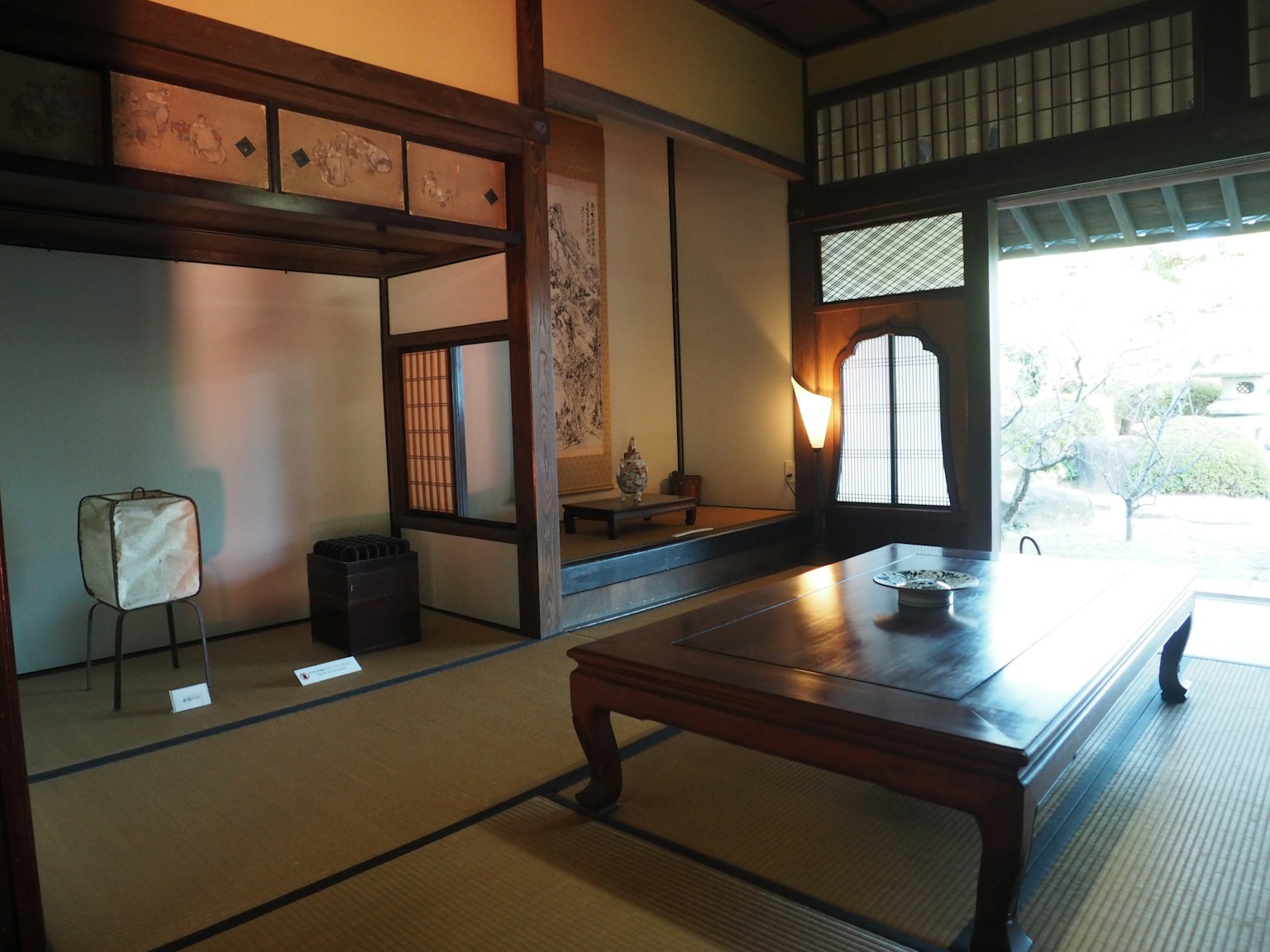 傳統日本房間的內部,有來自榻榻米的自然光